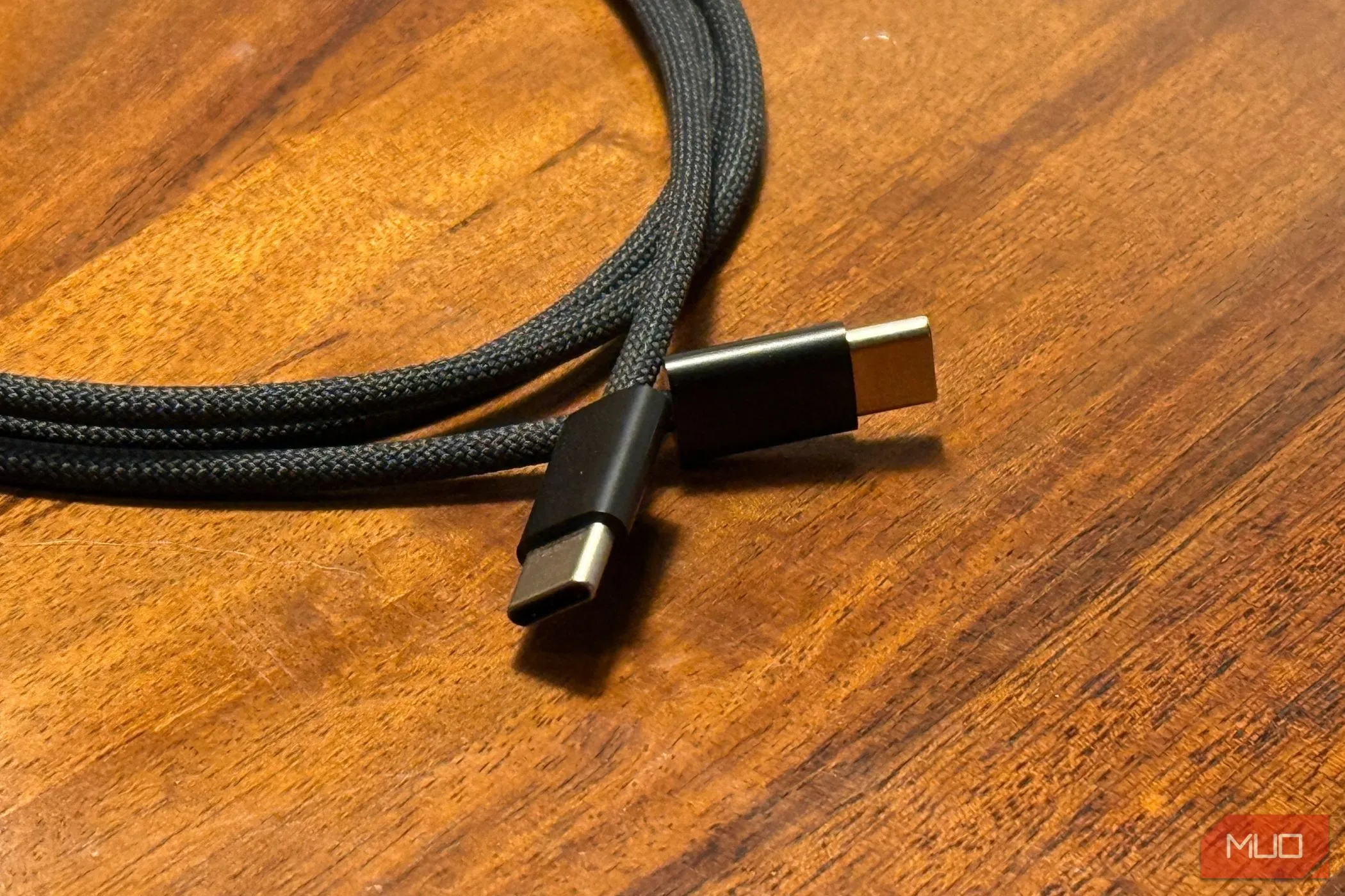 Cáp USB-C sang USB-C với hai đầu kết nối, minh họa cho loại cáp sạc iPhone 15 và các thiết bị hiện đại khác