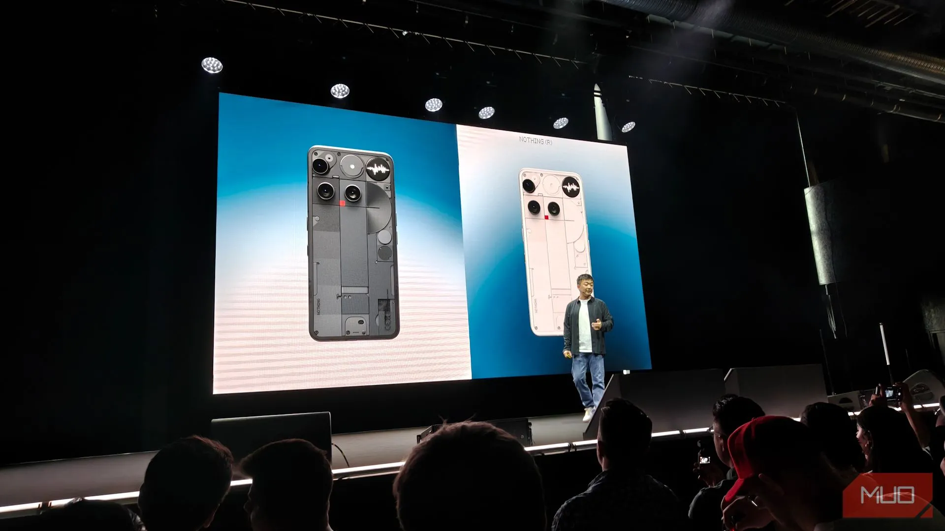 Carl Pei trên sân khấu giới thiệu Nothing Phone 3 với thiết kế độc đáo