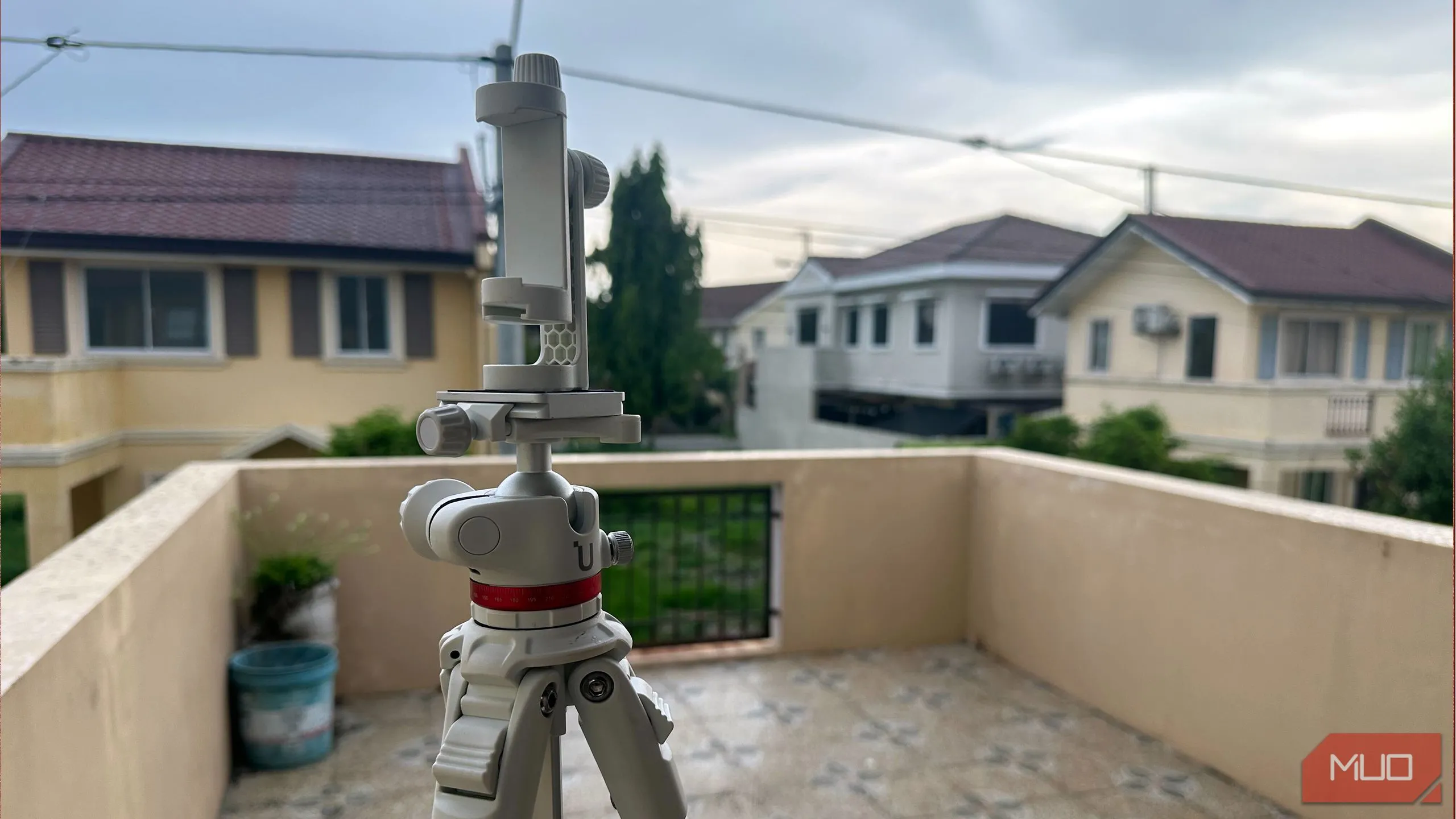 Chân máy ảnh DSLR chắc chắn với kẹp giữ điện thoại dùng cho quay timelapse
