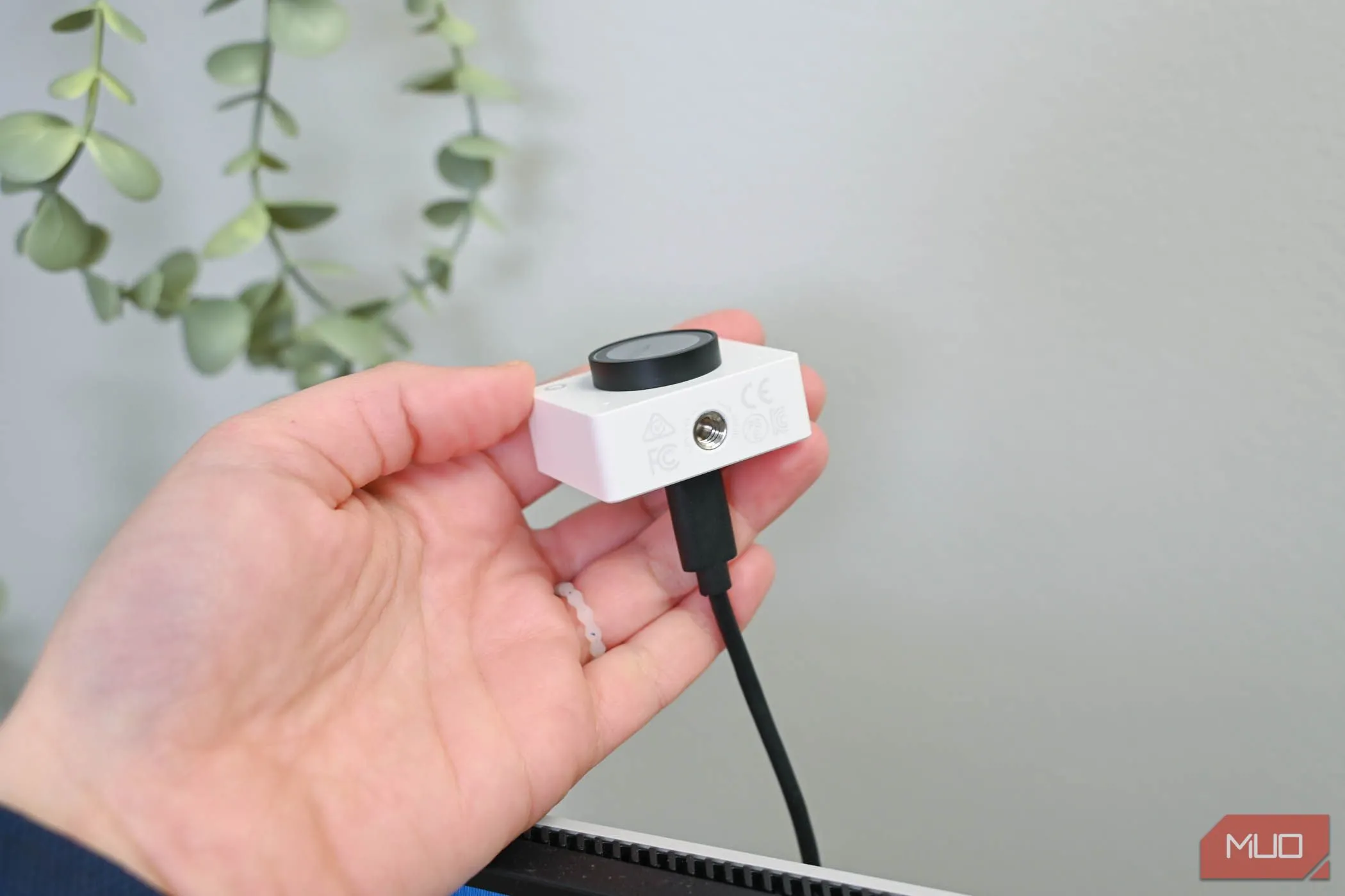 Chân ren 1/4 inch dưới đáy webcam OBSBOT Meet 2 để gắn tripod