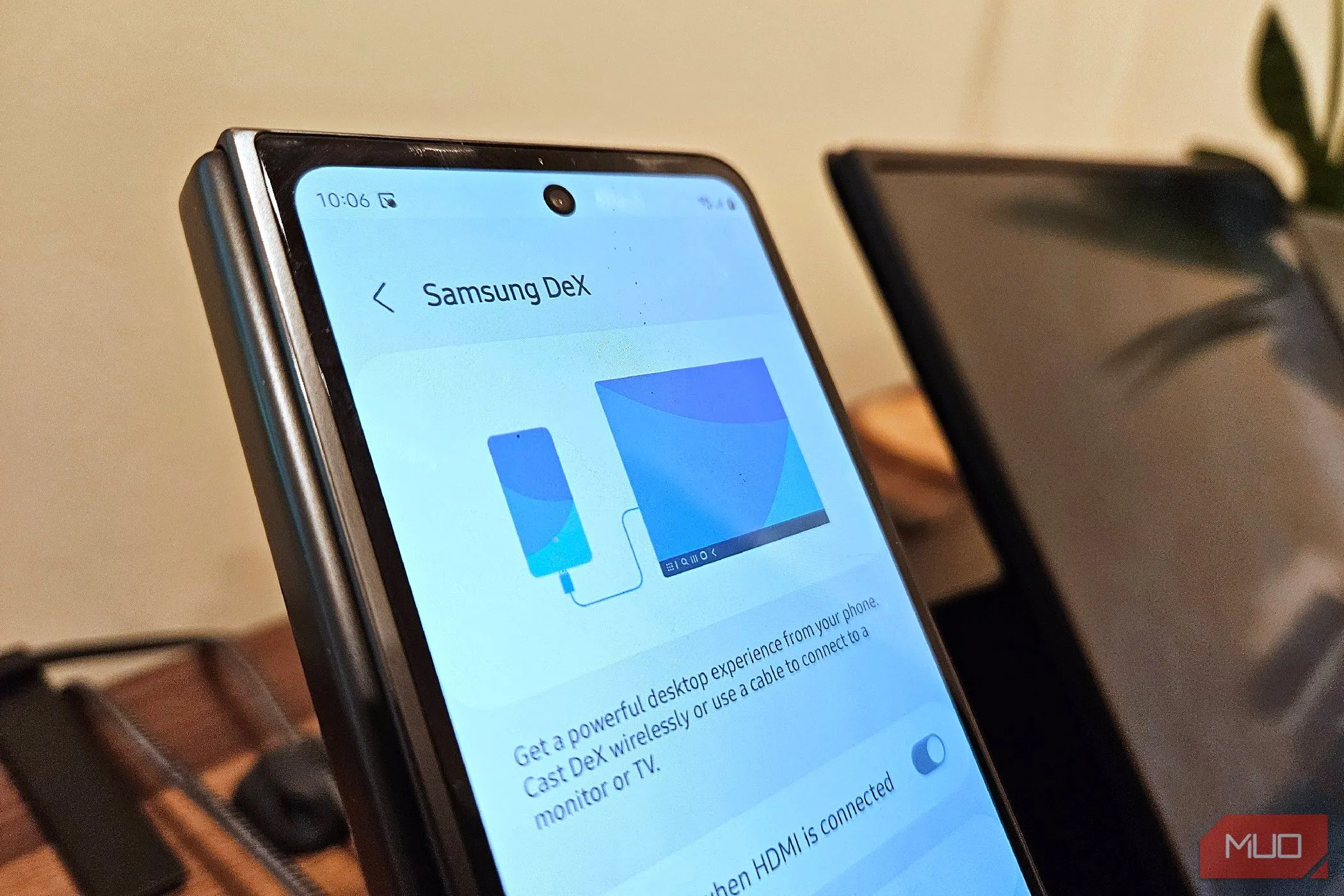 Chế độ Samsung DeX trên điện thoại Galaxy Z Fold 5 kết nối với màn hình di động, minh họa tính năng đồng bộ thiết bị Android