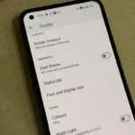 Chế độ sáng trên điện thoại Android với giao diện màu trắng chủ đạo.