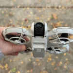 Chiếc drone DJI Neo siêu nhỏ gọn nằm gọn trong lòng bàn tay