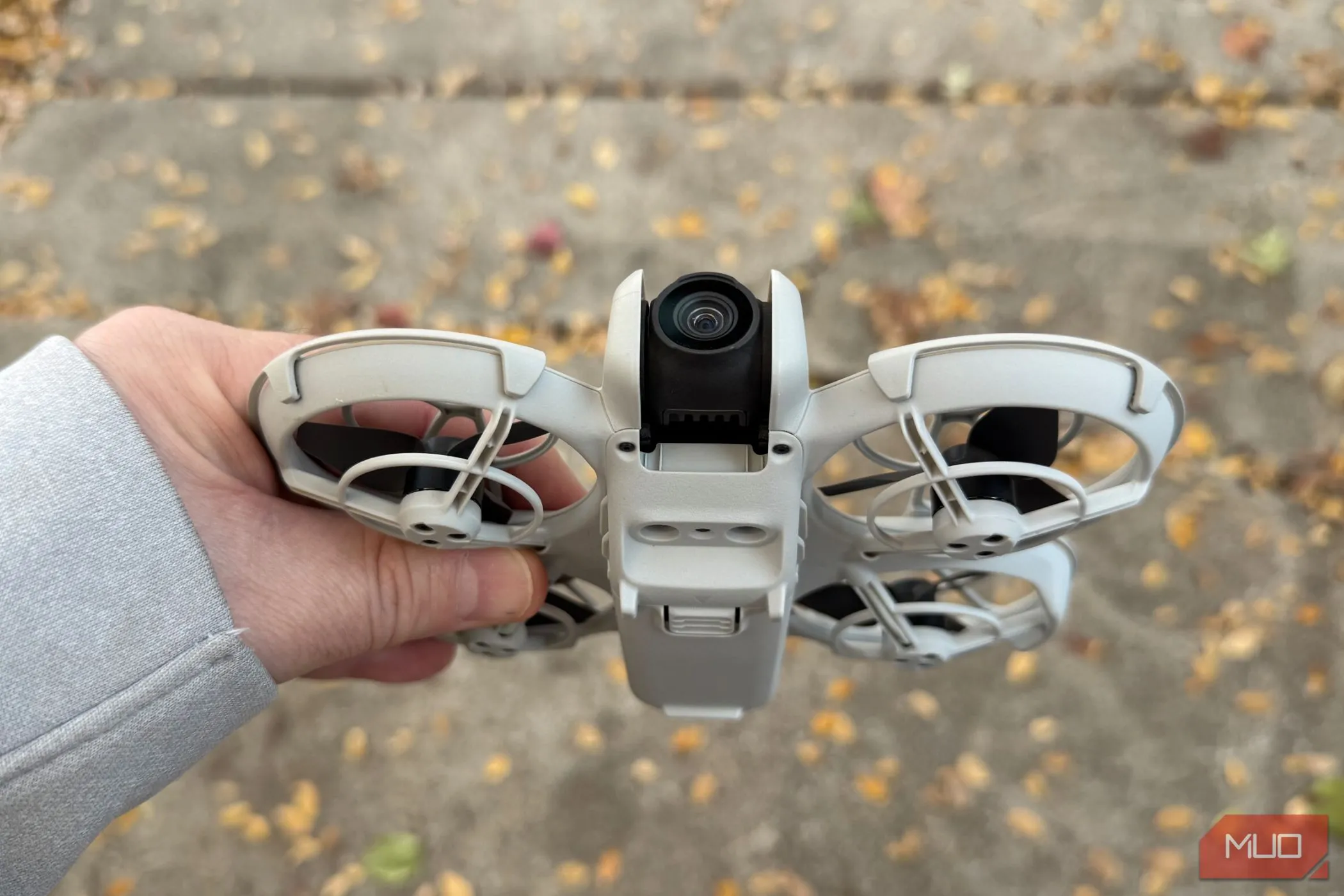 Chiếc drone DJI Neo siêu nhỏ gọn nằm gọn trong lòng bàn tay