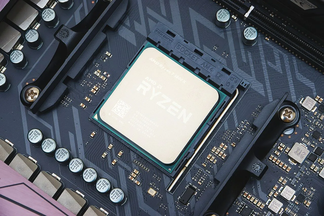 Chip xử lý AMD Ryzen 8 nhân đang được lắp đặt trong bo mạch chủ, cảnh báo về chip giả trên thị trường