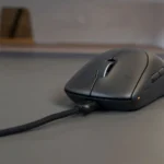 Chuột Gaming Không Dây Alienware Pro đang được cắm sạc qua cổng USB-C