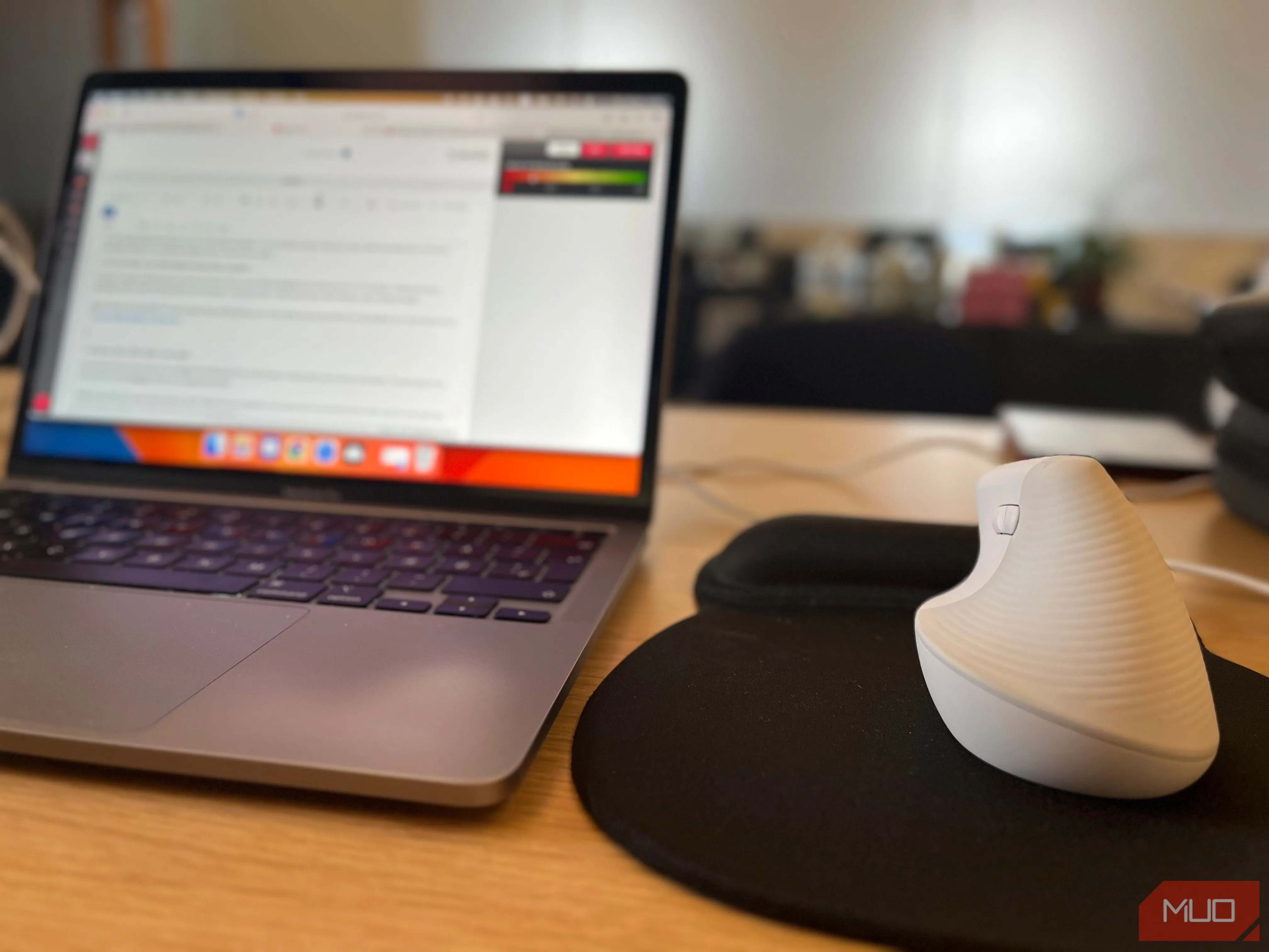 Chuột không dây đặt cạnh laptop trong không gian làm việc chung, thể hiện tính linh hoạt và gọn nhẹ