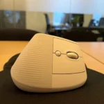 Chuột không dây Logitech trên bàn làm việc gọn gàng, không vướng víu dây cáp