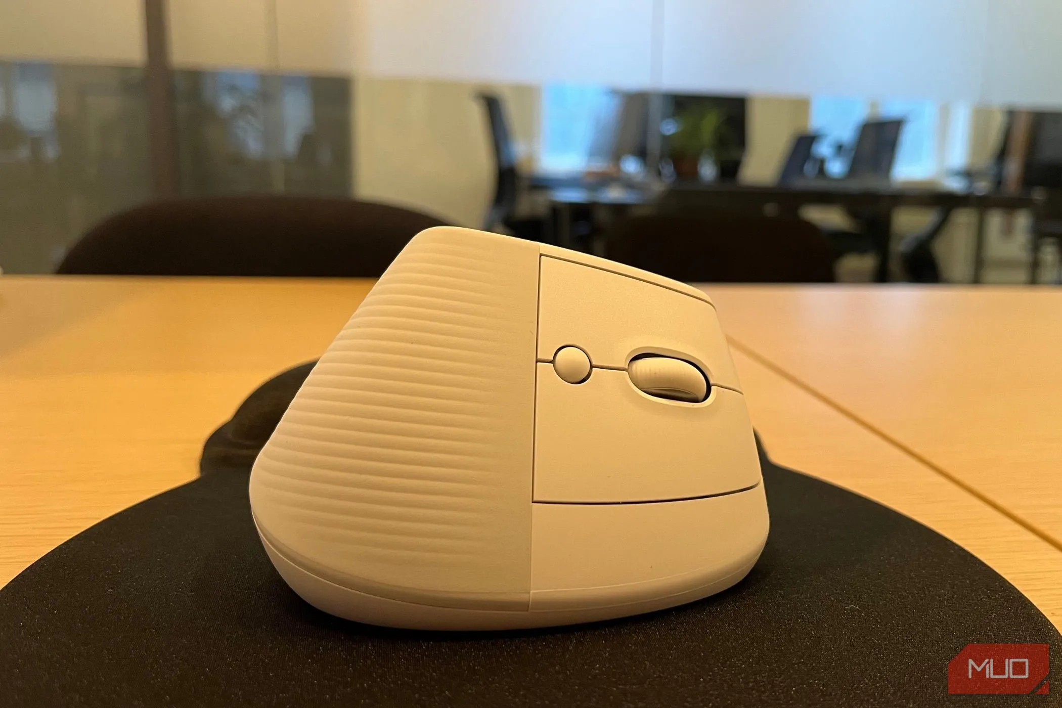 Chuột không dây Logitech trên bàn làm việc gọn gàng, không vướng víu dây cáp
