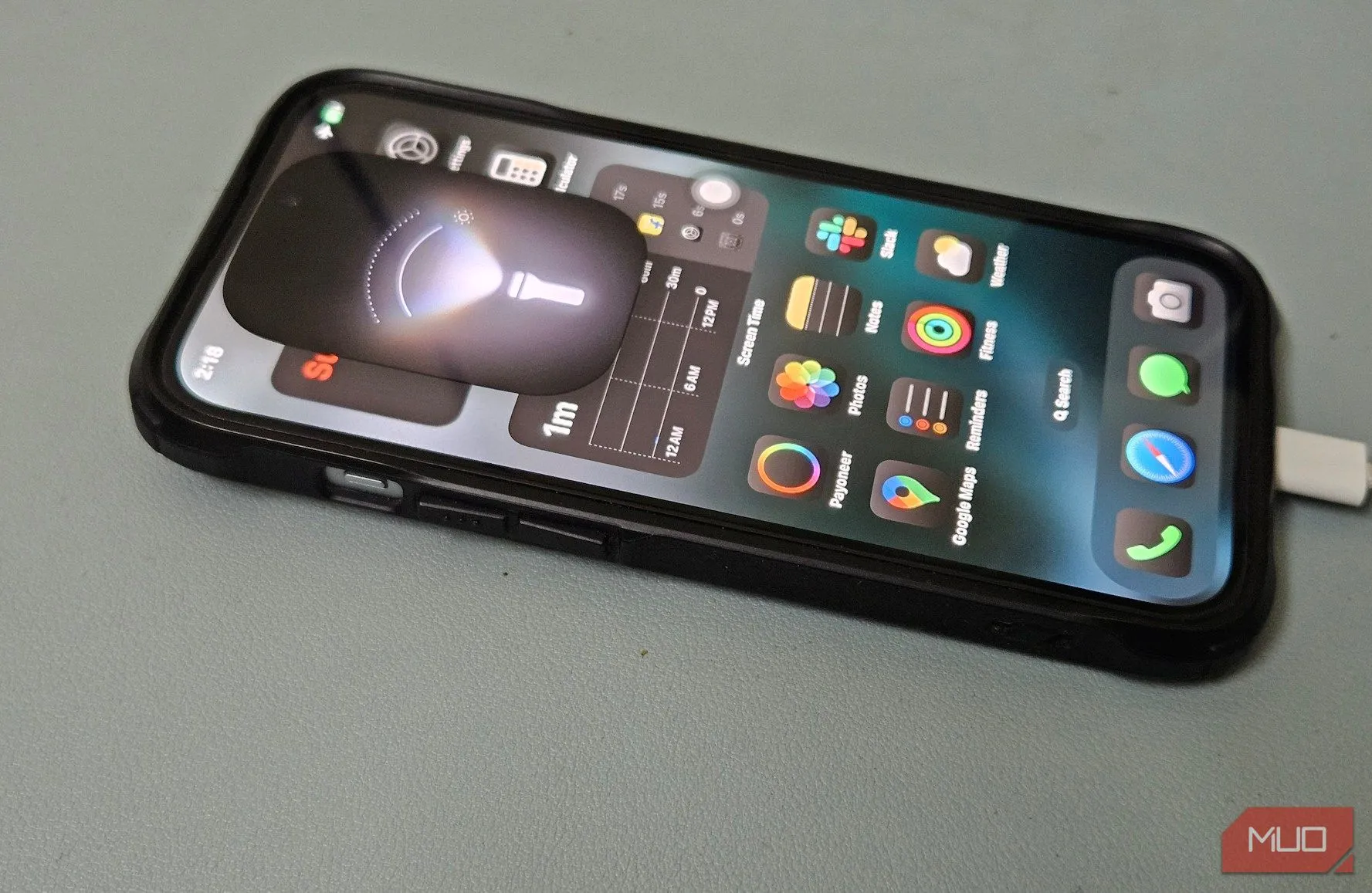 Chụp ảnh thiếu sáng mà không dùng đèn flash, tận dụng ánh sáng tự nhiên từ đèn đường và tòa nhà để tạo hiệu ứng ánh sáng dịu nhẹ