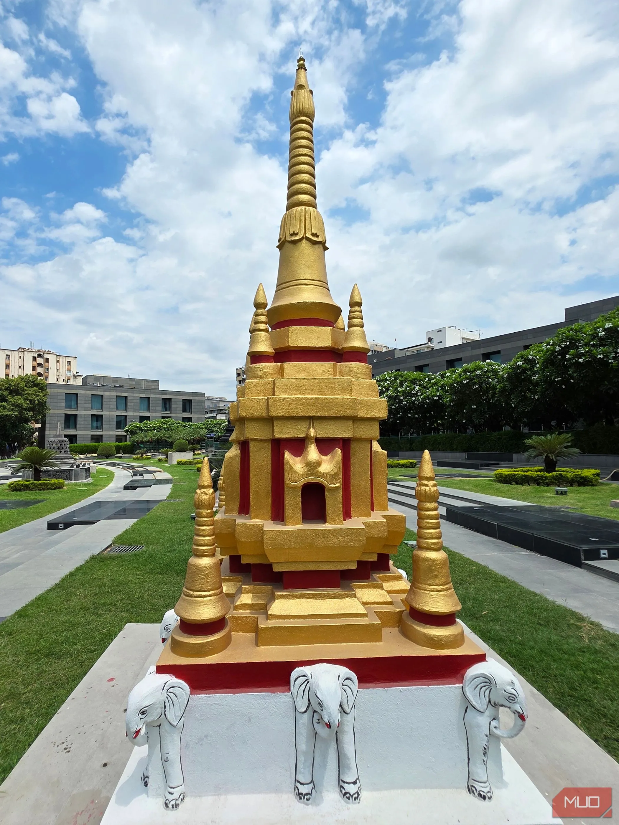 Chụp kiến trúc cao theo chiều dọc với ống kính góc siêu rộng điện thoại