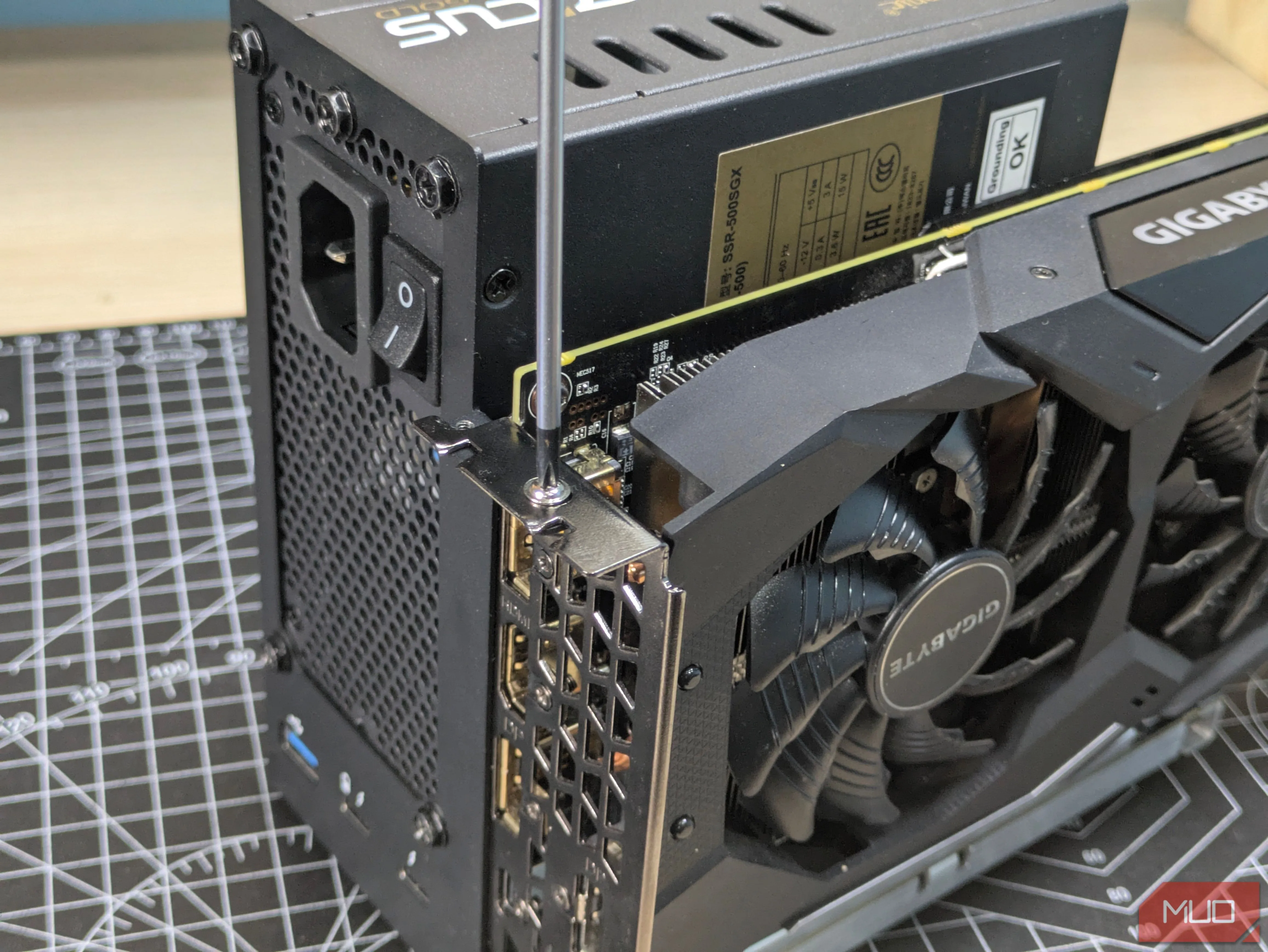 Cố định card đồ họa (GPU) và bộ nguồn (PSU) trên khung đỡ của dock eGPU