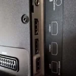 Cổng HDMI phía sau smart TV, sẵn sàng kết nối với máy tính