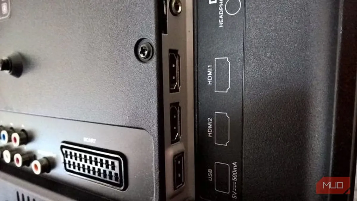 Cổng HDMI phía sau smart TV, sẵn sàng kết nối với máy tính