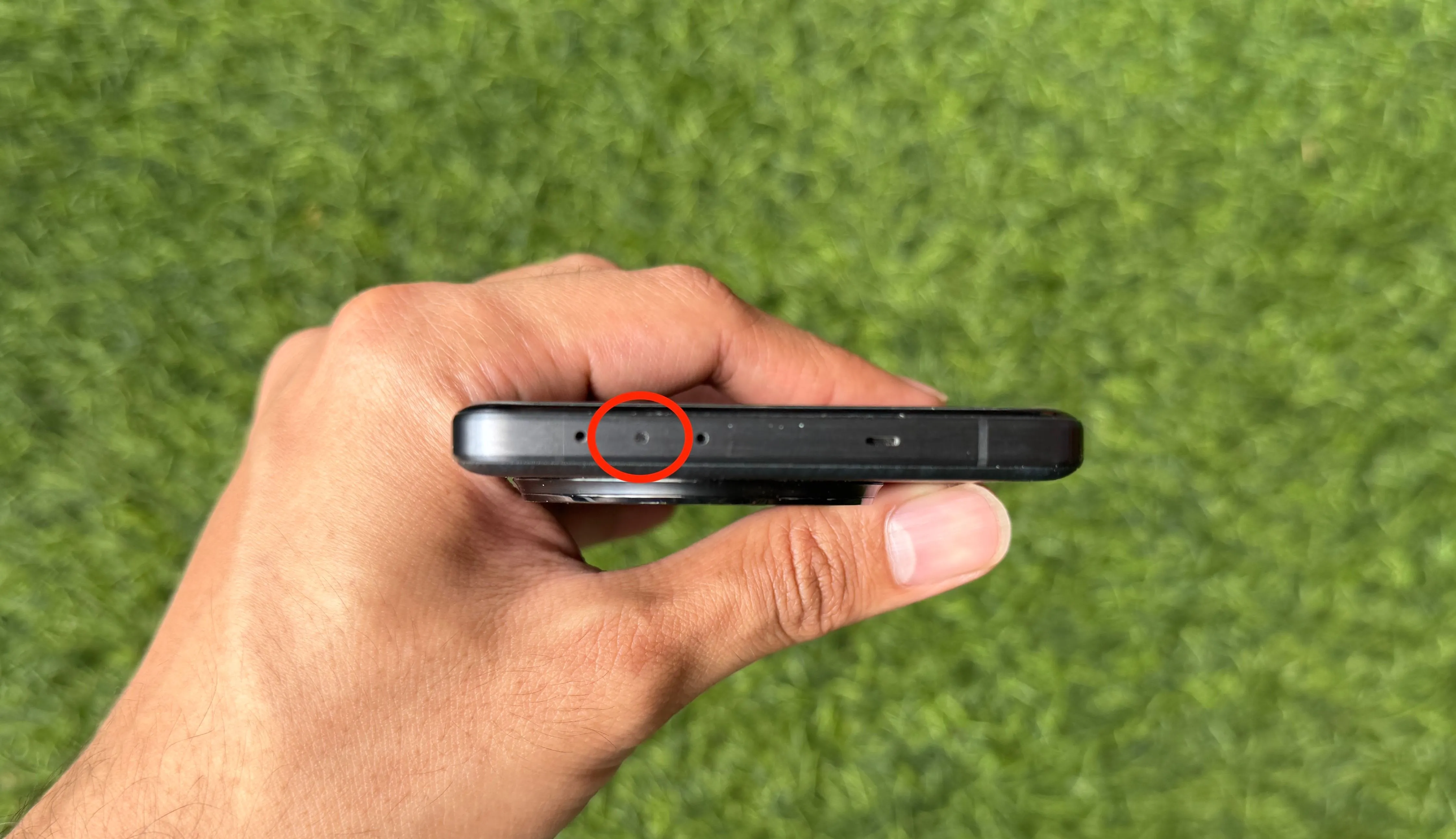 Cổng hồng ngoại IR Blaster trên cạnh trên của điện thoại OnePlus 13