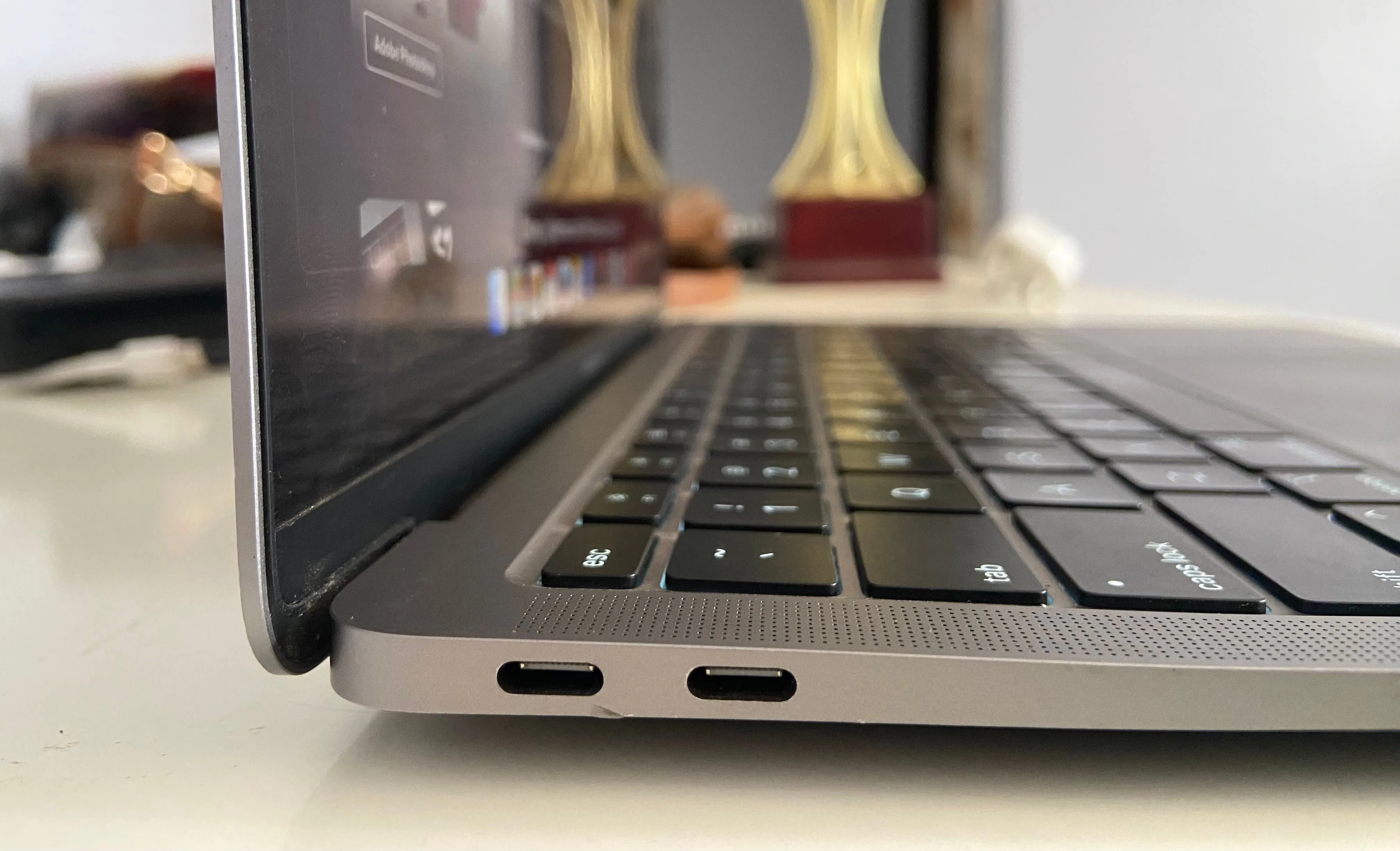 Cổng kết nối hạn chế ở cạnh trái MacBook Air M1, điển hình của laptop mỏng nhẹ