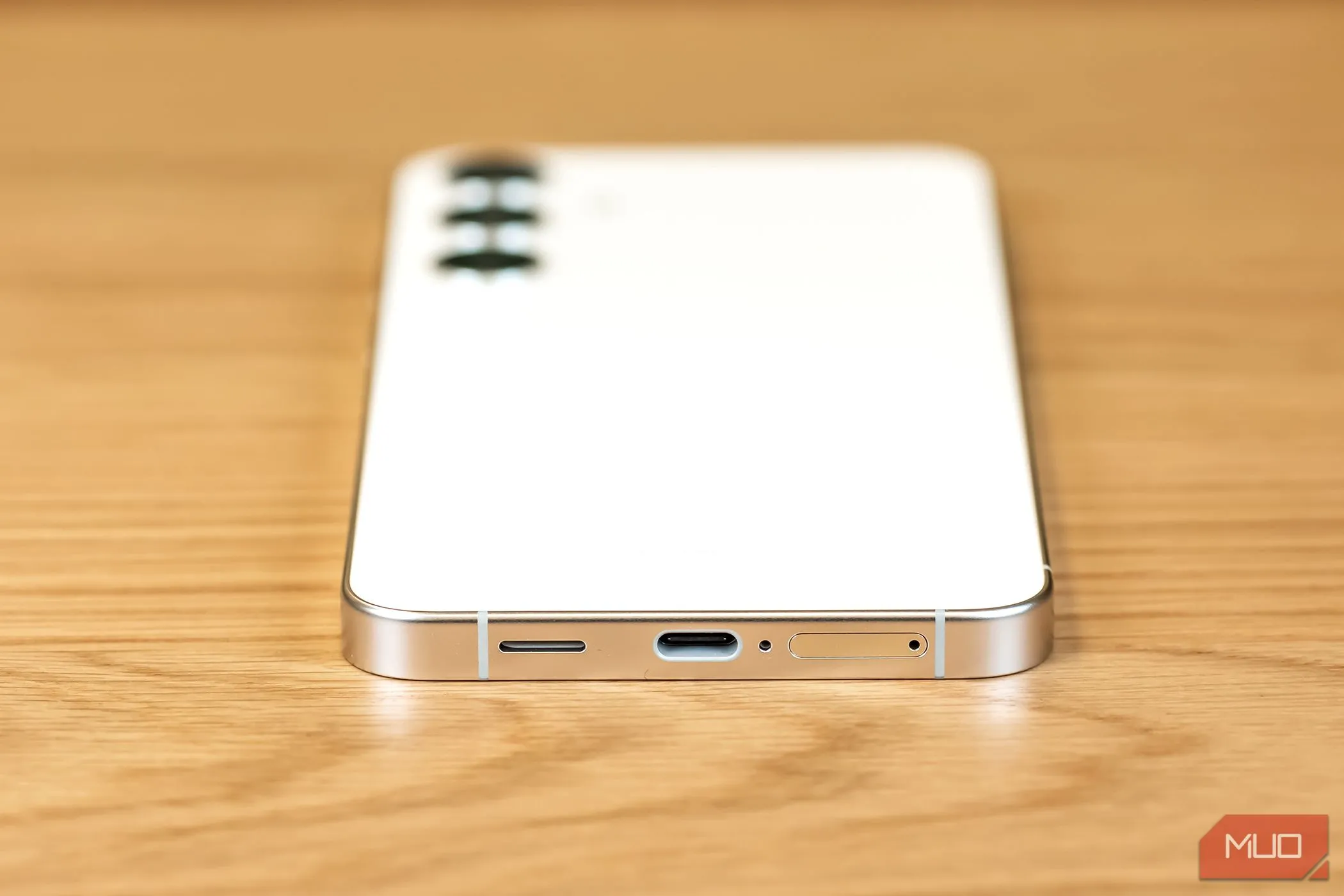 Cổng kết nối ở phía dưới điện thoại Samsung Galaxy S24 Plus