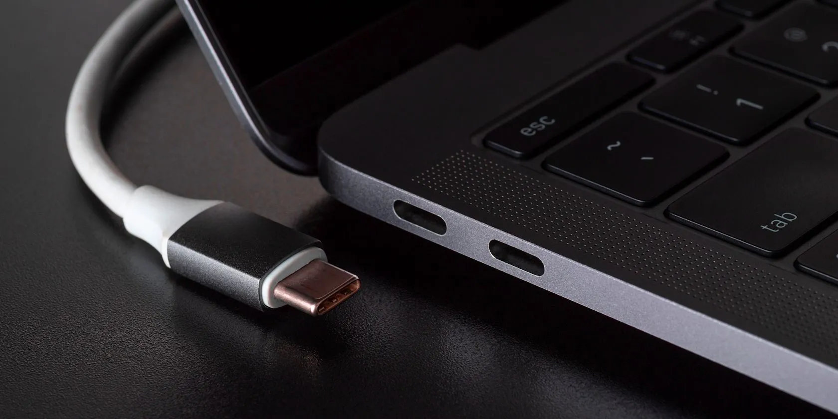 Cổng kết nối USB-C của laptop với cáp USB-C