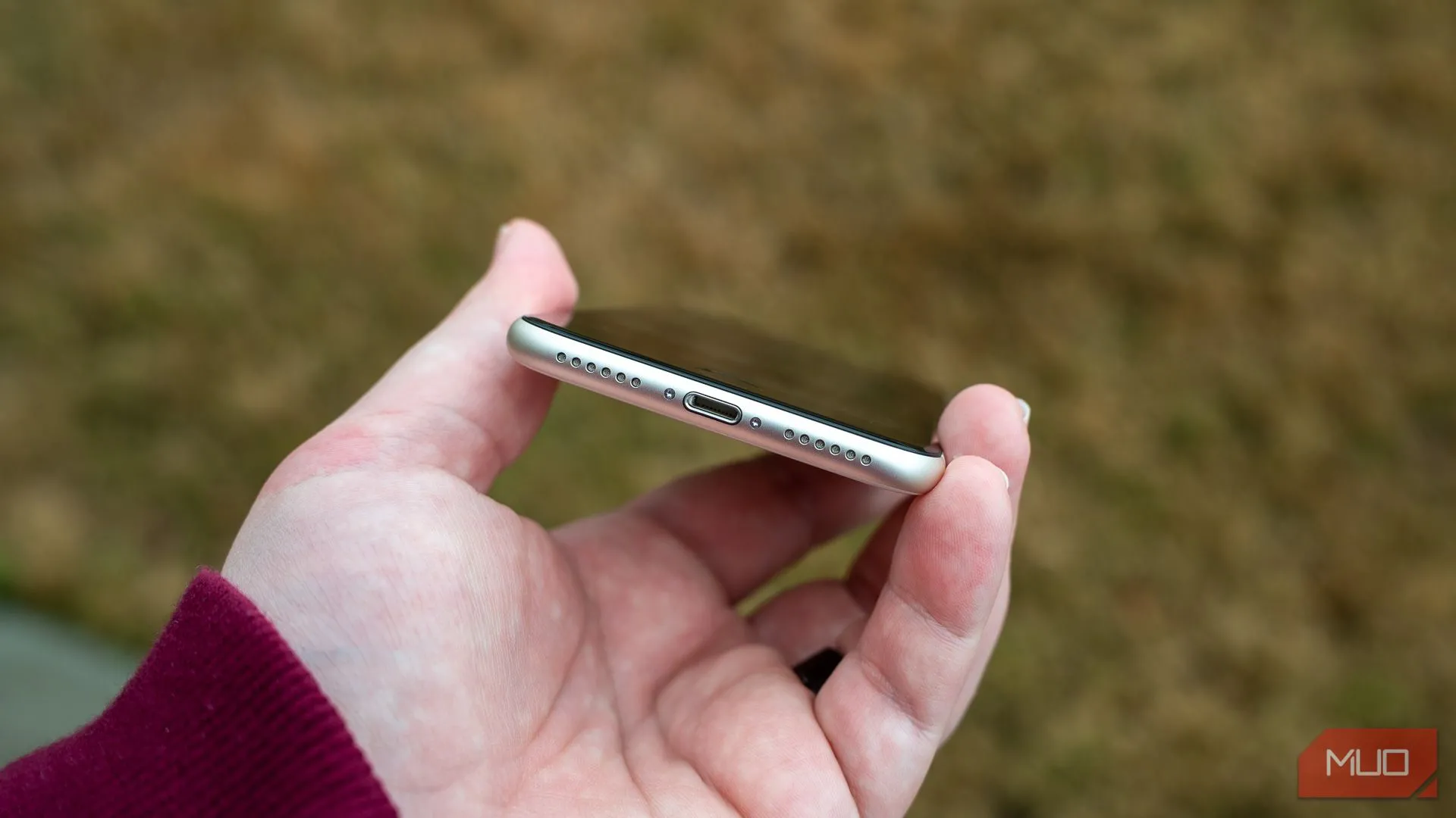 Cổng sạc Lightning và cạnh dưới của iPhone SE 2022