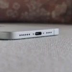 Cổng sạc USB-C và vị trí micro dưới đáy iPhone