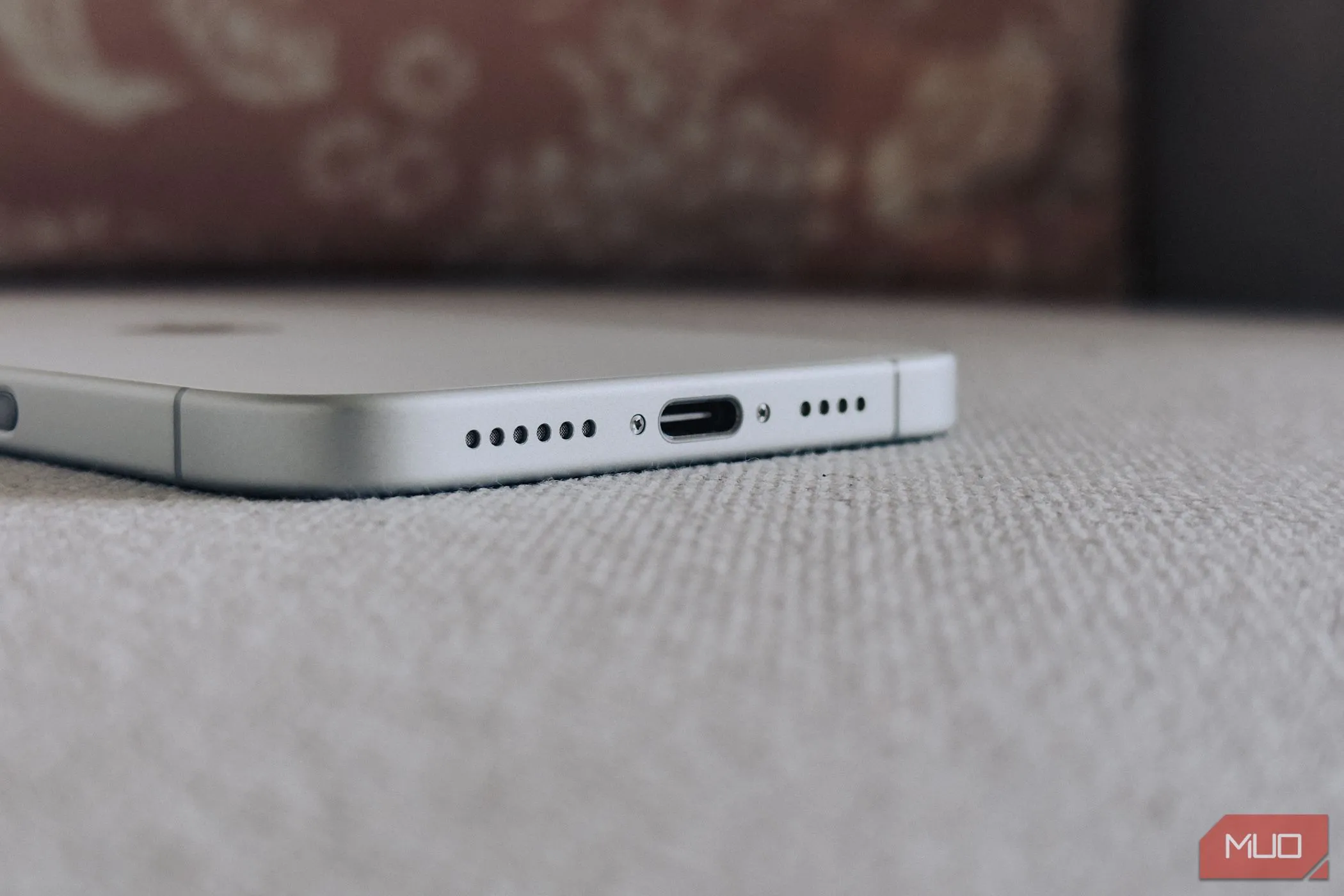 Cổng USB-C trên iPhone 16 Plus, nơi từng có jack cắm tai nghe 3.5mm