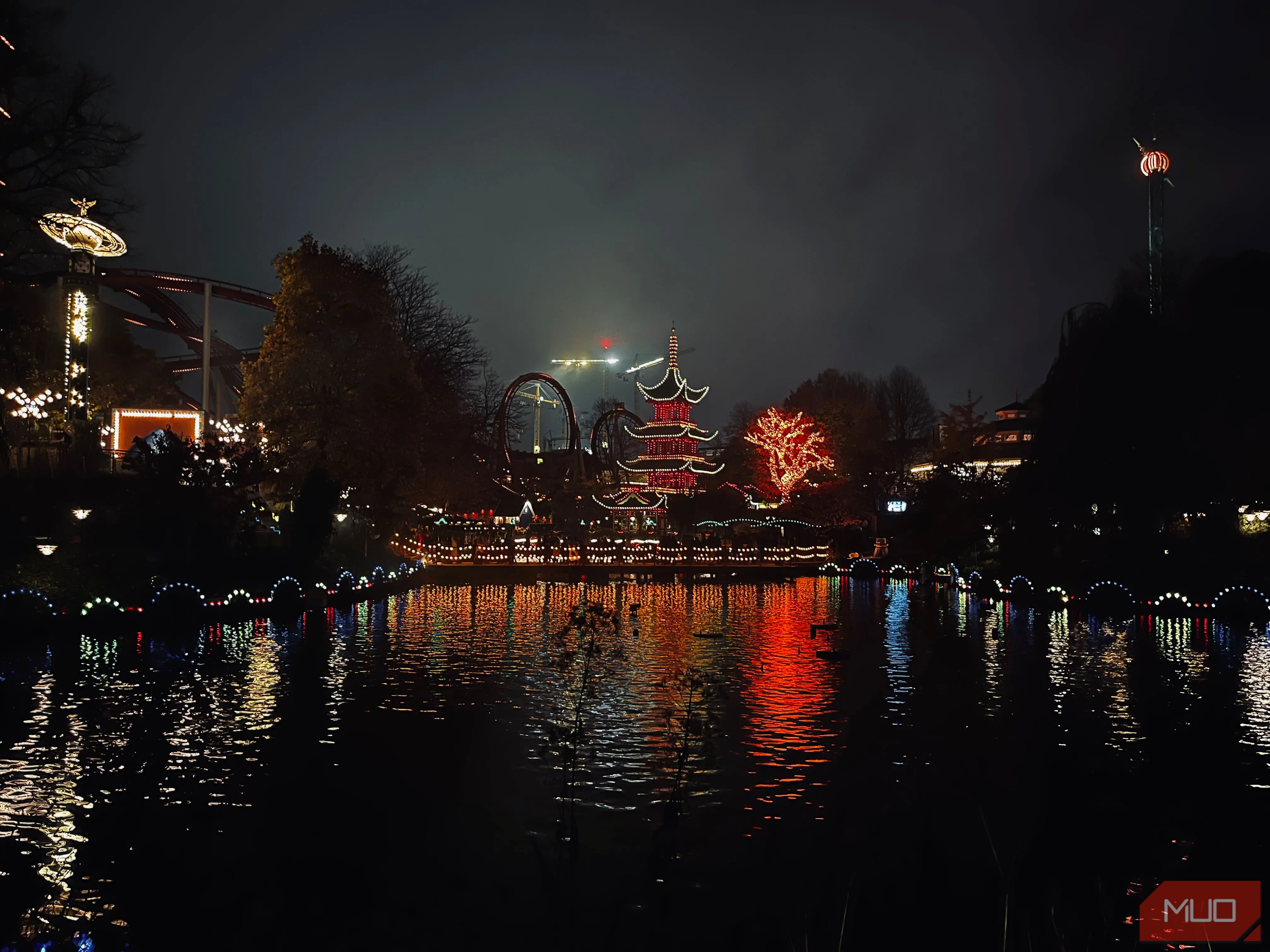 Công viên giải trí về đêm với ánh đèn lung linh, làm nổi bật hiệu quả của chế độ Night Mode trên điện thoại khi chụp ảnh thiếu sáng.