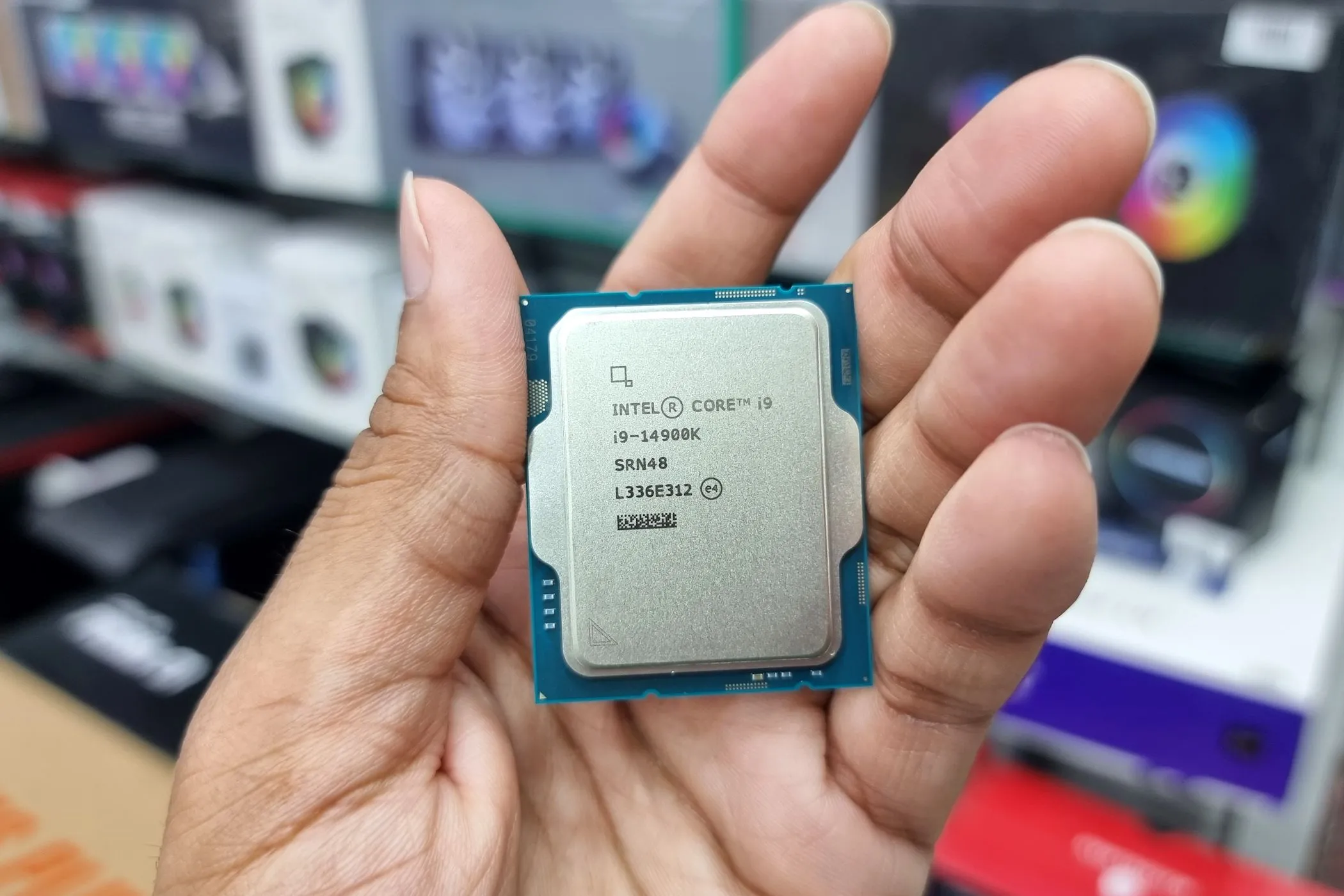CPU Intel thế hệ 14 trong tay người