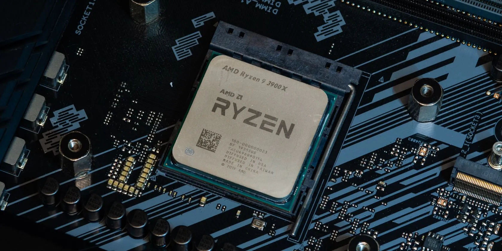 CPU Ryzen được đặt trên bo mạch chủ đã được làm sạch