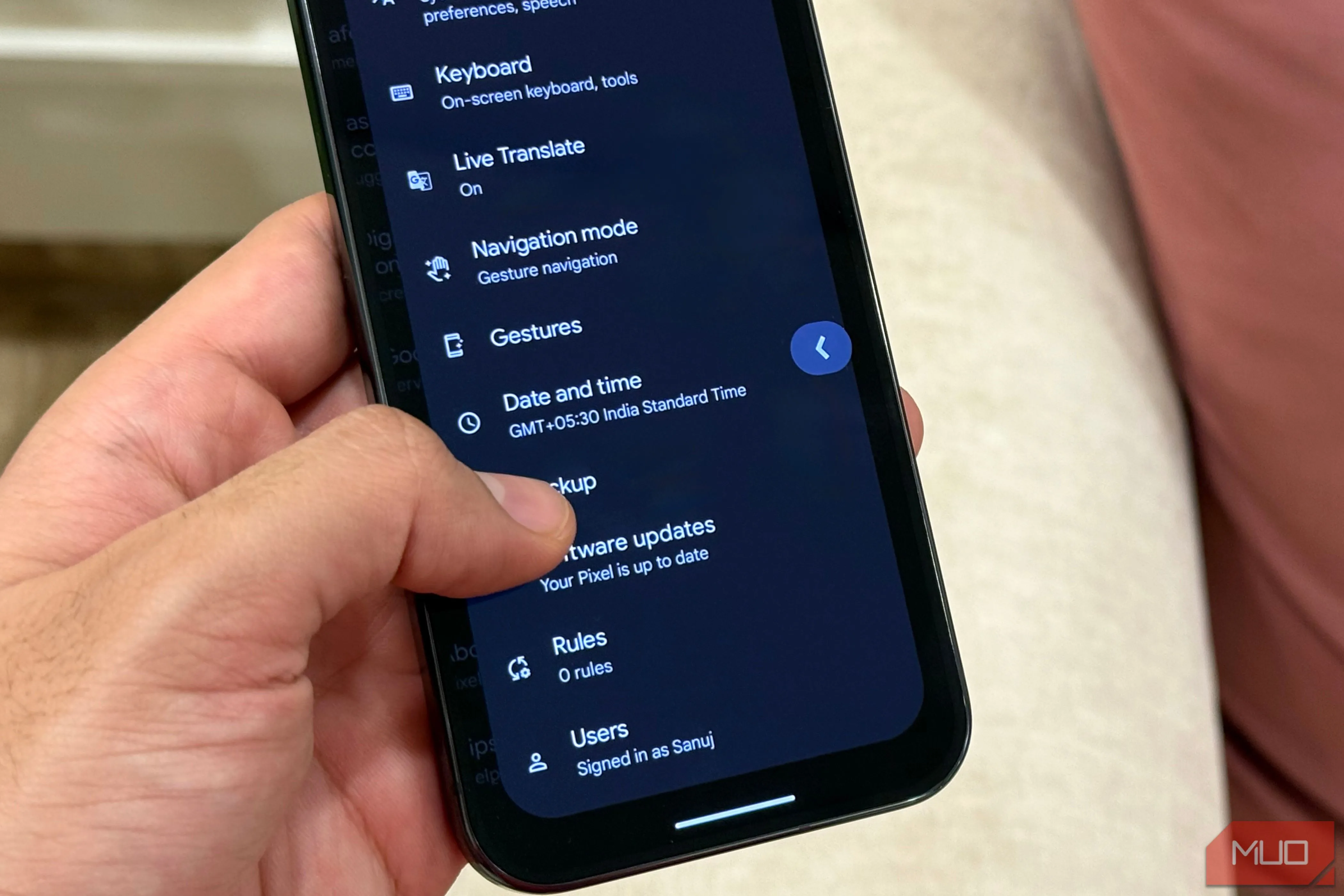 Cử chỉ vuốt quay lại trên màn hình điện thoại Android, thể hiện sự tiện lợi và linh hoạt trong thao tác điều hướng của hệ điều hành này.