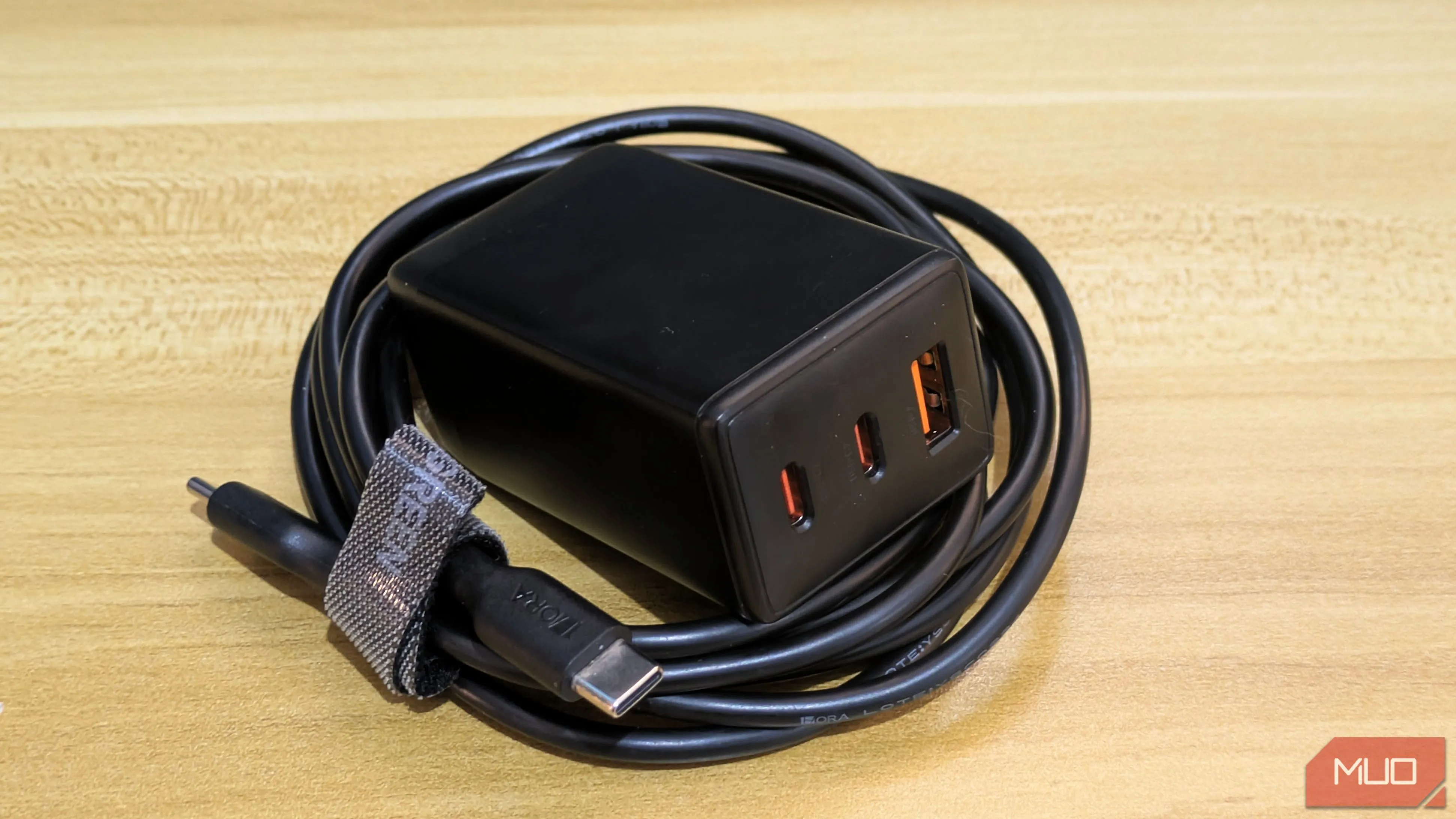 Củ sạc GaN nhỏ gọn với cáp USB đi kèm