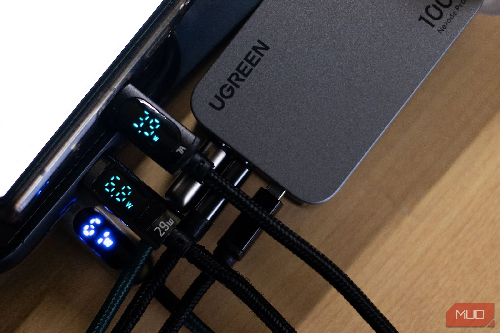 Củ sạc nhanh USB-C Ugreen Nexode Pro 100W hiển thị công suất đầu ra