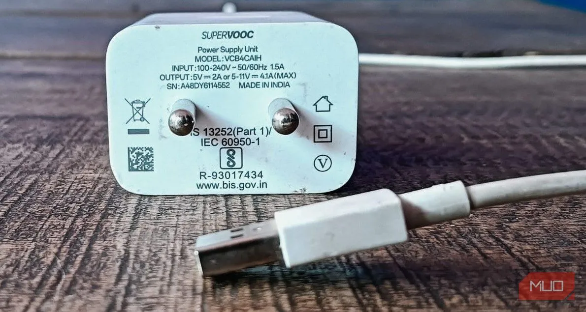 Củ sạc SuperVOOC của OPPO với cổng USB-A và cáp sạc, minh họa công nghệ sạc nhanh độc quyền