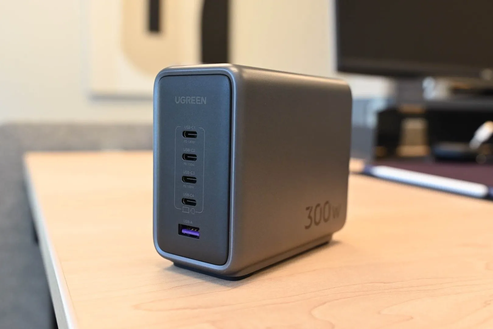 Củ sạc Ugreen Nexode 300W trên bàn làm việc, thể hiện khả năng sạc đa thiết bị và công suất khủng