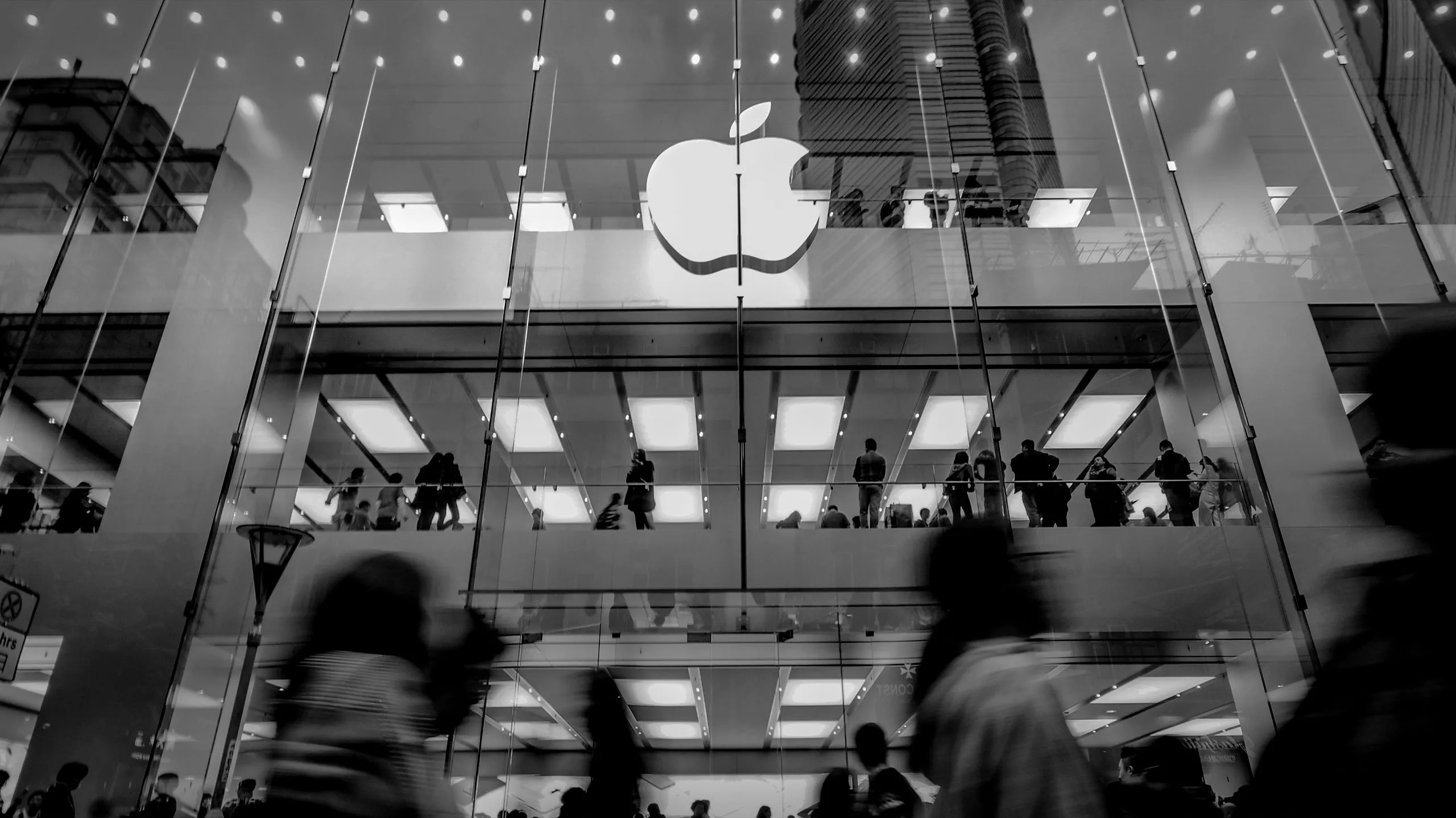 Cửa hàng Apple Store biểu tượng, nơi diễn ra giao dịch và các vấn đề liên quan đến vụ kiện Siri về quyền riêng tư.