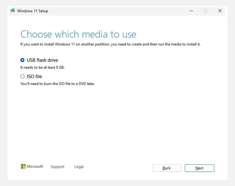 Cửa sổ chọn phương tiện cài đặt Windows 11, với tùy chọn ổ đĩa flash USB được chọn