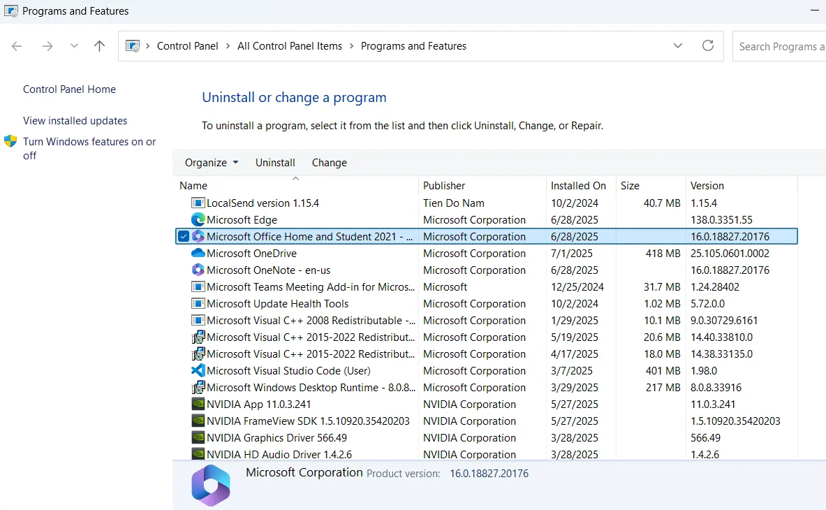 Cửa sổ Programs and Features trên Windows