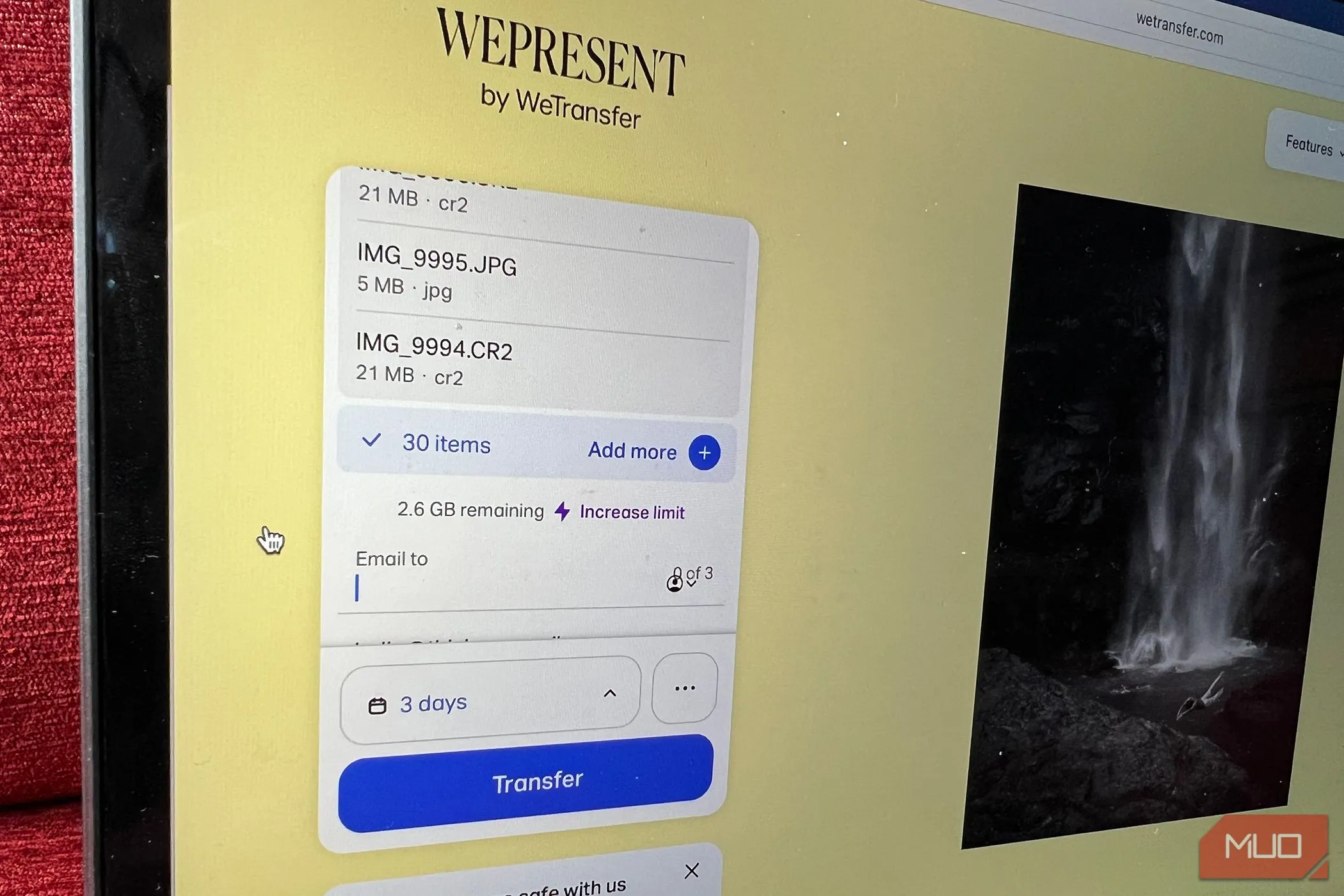 Cửa sổ tải lên của WeTransfer hiển thị giới hạn dung lượng 3GB cho mỗi lần chuyển, cùng hạn mức hàng tháng cho người dùng miễn phí.