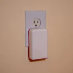 Cục sạc PlugBug 120 khi cắm vào ổ điện, không cản trở các cổng xung quanh