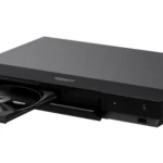 Đầu đĩa Blu-ray 4K Sony UBP-X700/K mới ra mắt nhìn từ mặt trước, thiết kế nhỏ gọn, hiện đại với các nút điều khiển và logo Sony rõ nét.