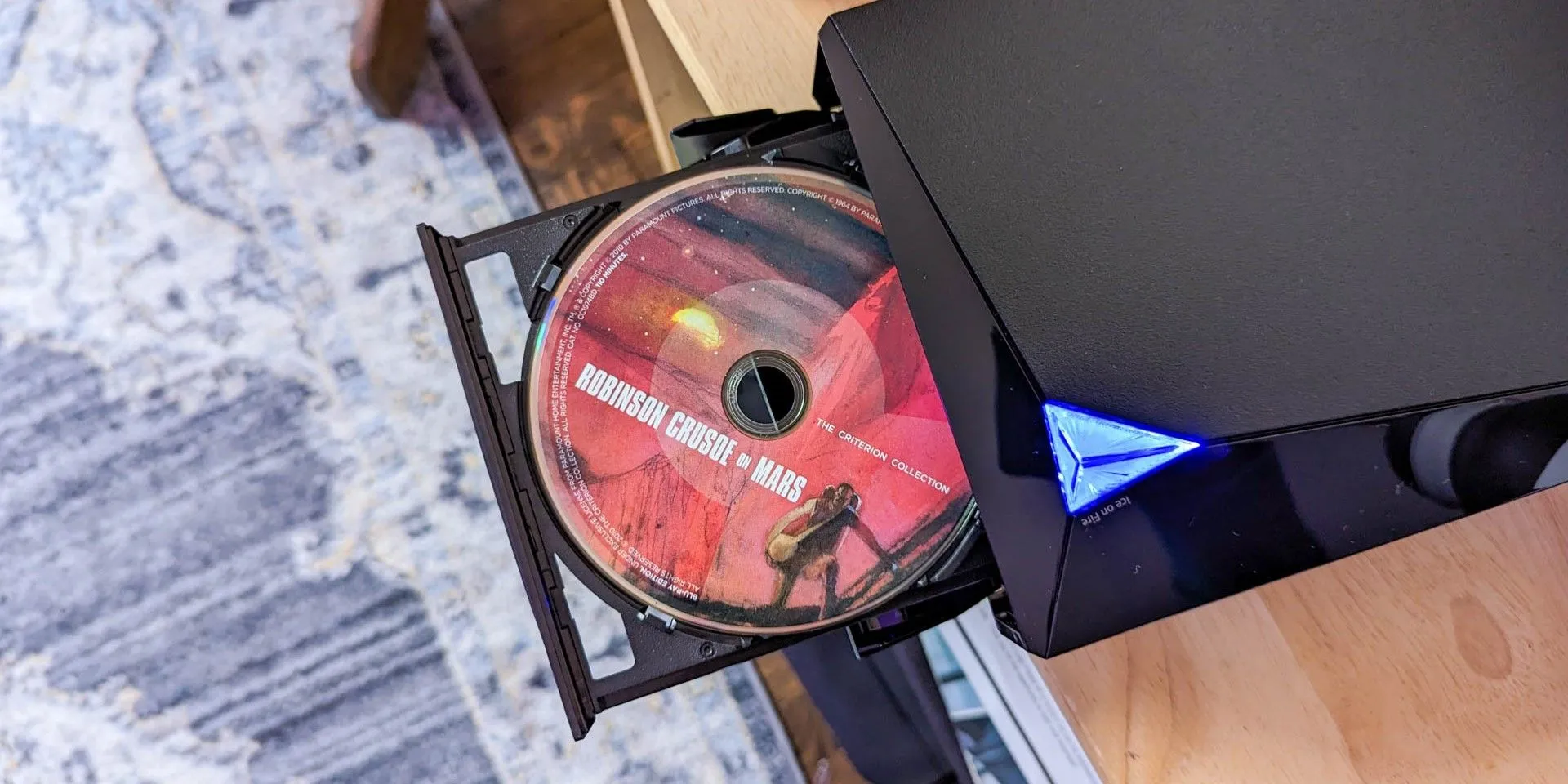 Đầu đĩa DVD Asus với đĩa trong khay