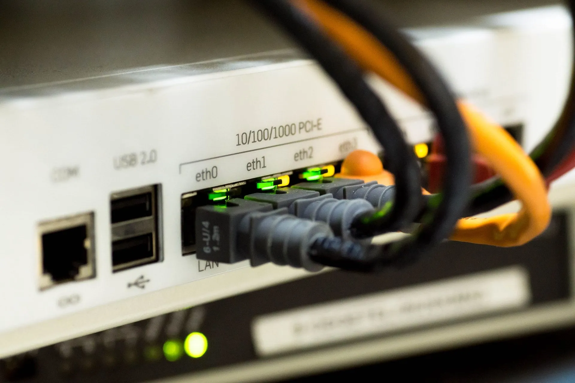 Dây cáp Ethernet cắm vào cổng mạng của modem hoặc router, biểu tượng cho kết nối mạng có dây ổn định