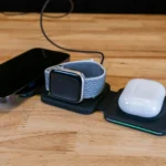 Đế sạc không dây đa năng Infinacore T3 đang sạc đồng thời iPhone, Apple Watch và AirPods