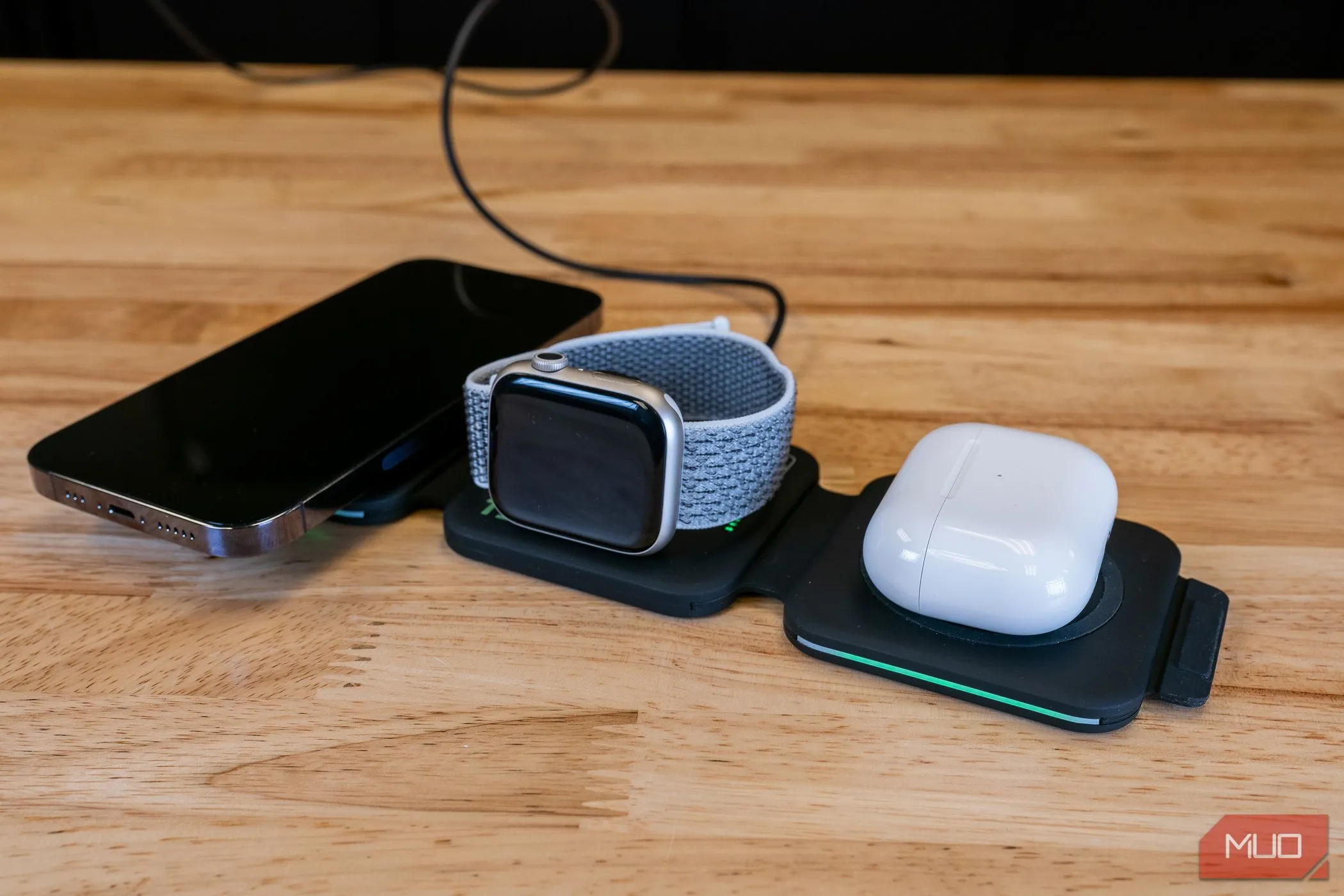Đế sạc không dây đa năng Infinacore T3 đang sạc đồng thời iPhone, Apple Watch và AirPods