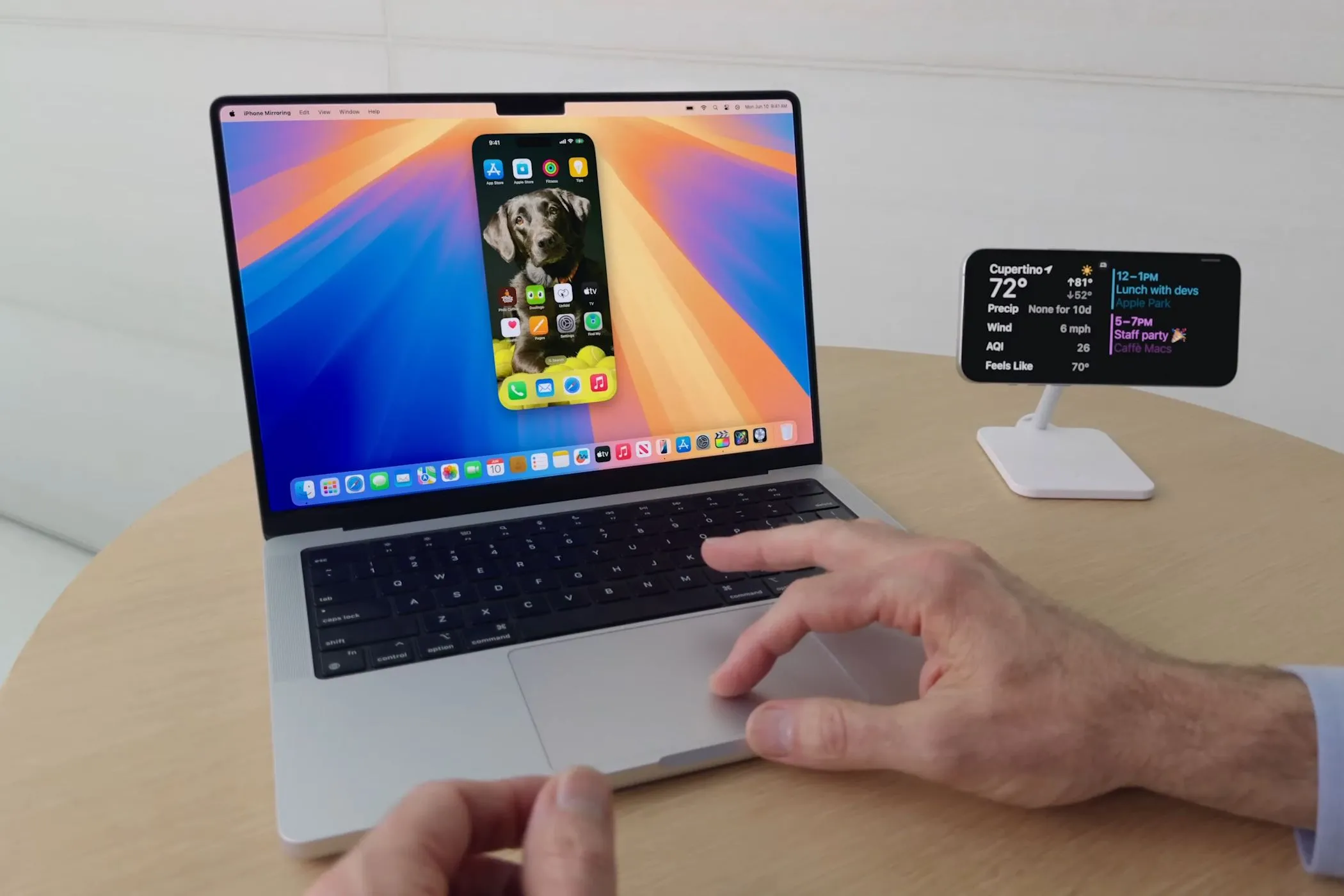 Demo tính năng phản chiếu màn hình iPhone lên MacBook chạy macOS Sequoia, thể hiện hạn chế về tỷ lệ khung hình hiện tại.