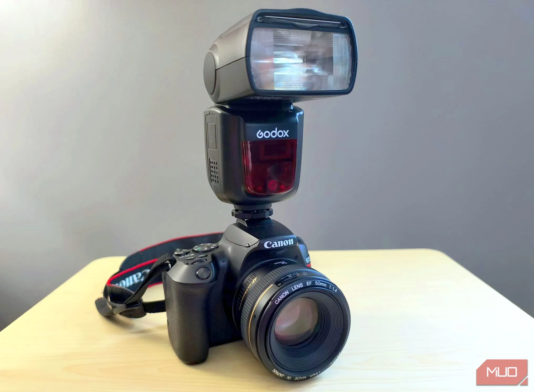 Đèn flash Godox V860II gắn trên máy ảnh chuyên nghiệp