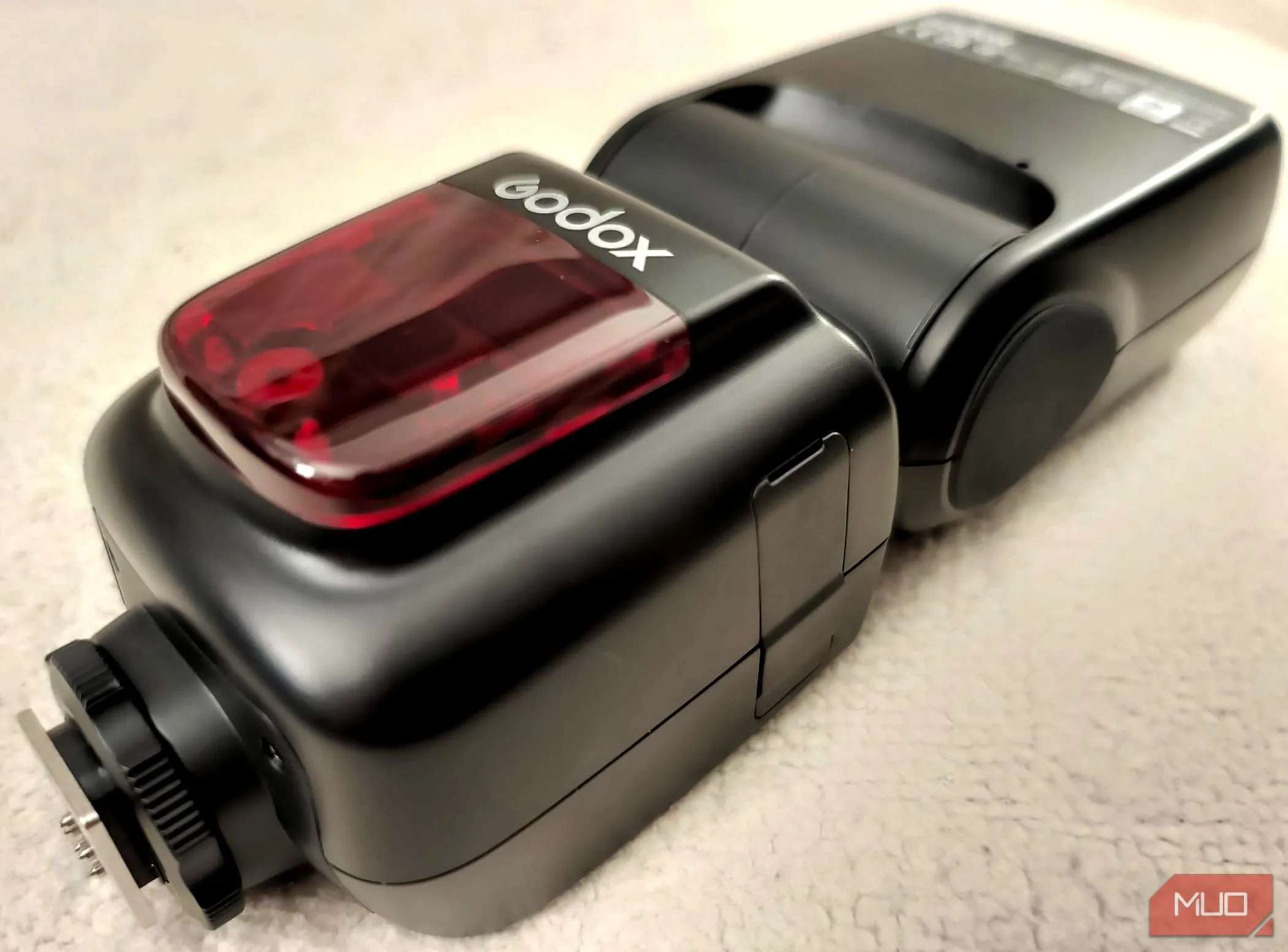 Đèn flash rời Godox V860II-C đặt trên một tấm vải be