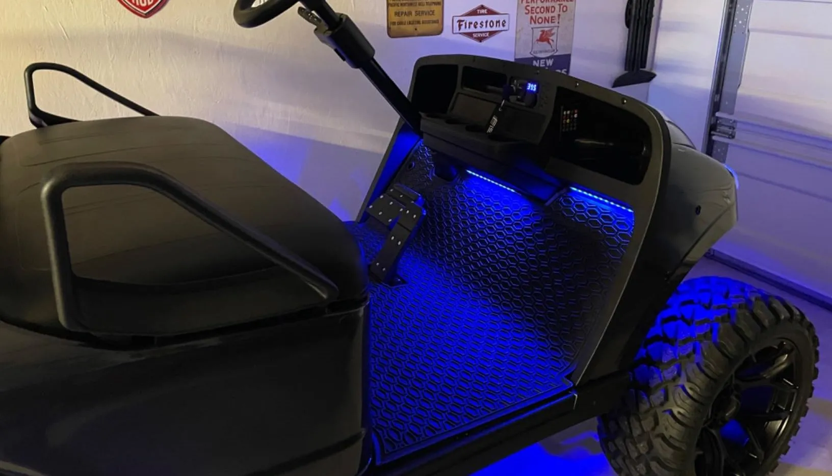Đèn LED nội thất ô tô màu xanh dương được lắp đặt trên sàn và dưới gầm xe golf