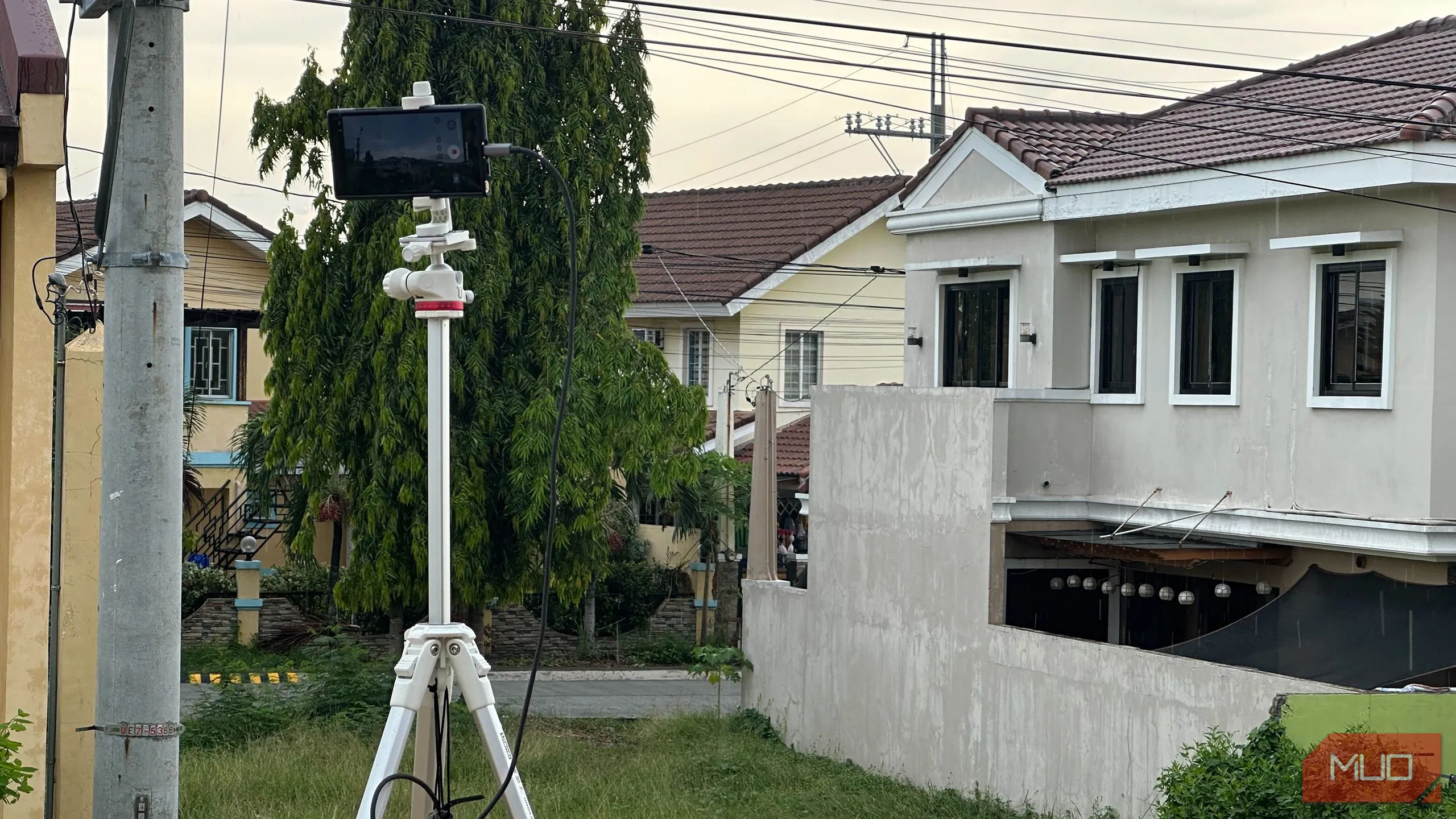 Điện thoại được đặt cố định trên ban công để quay video timelapse