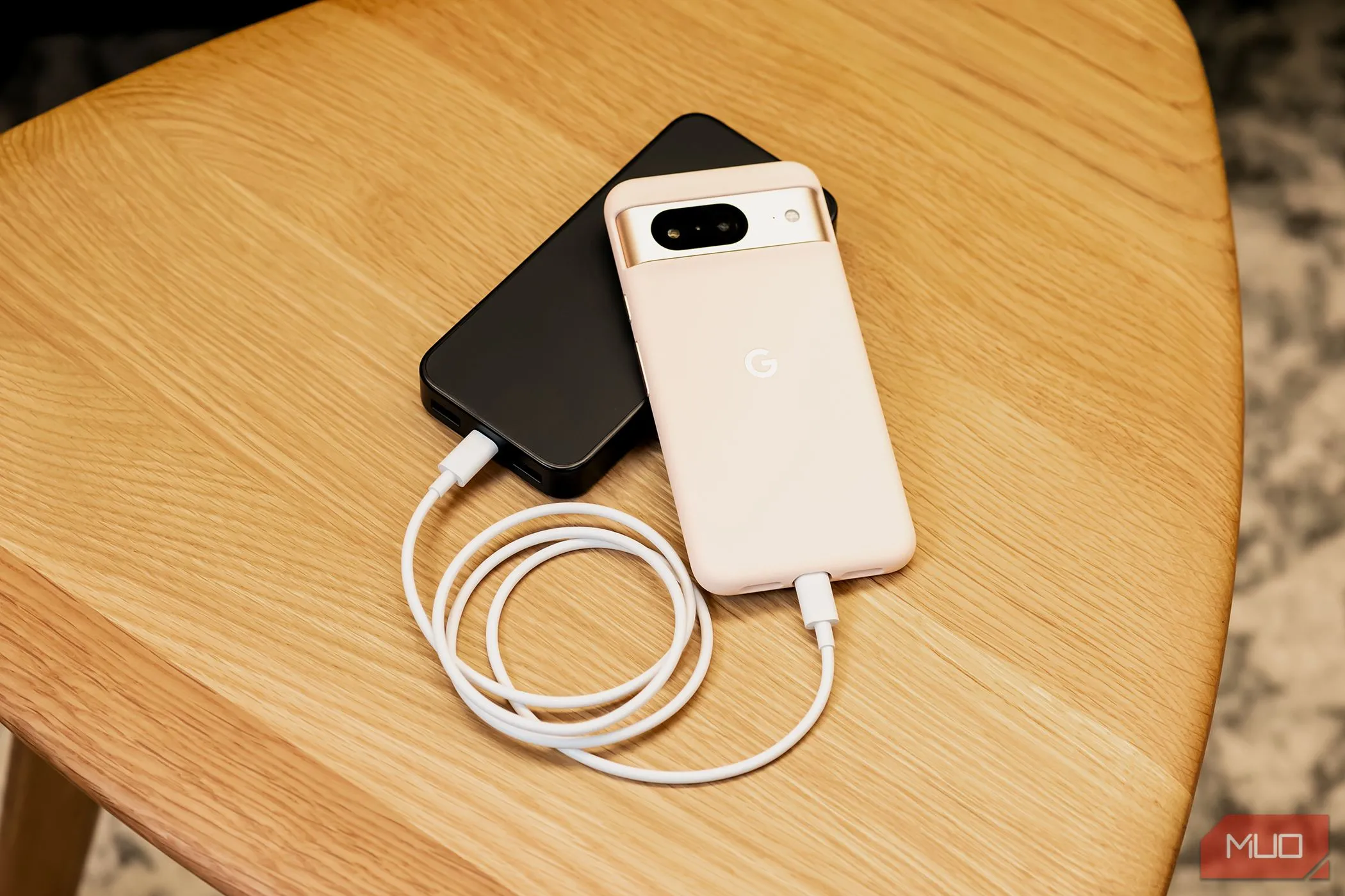 Điện thoại Google Pixel 8 đang sạc trên bàn làm việc