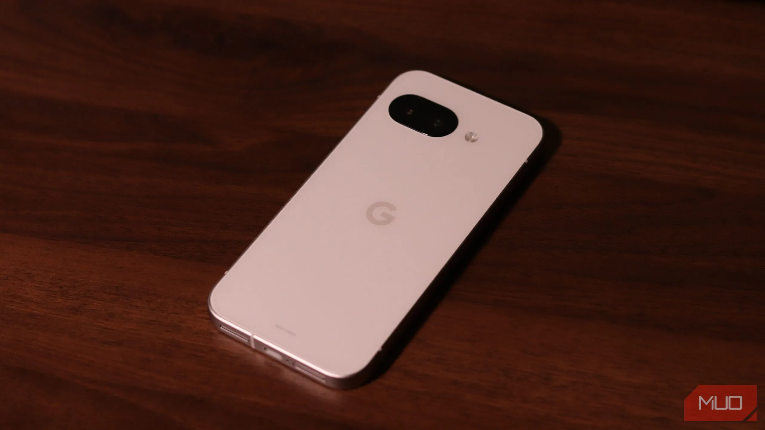 Điện thoại Google Pixel 9a nằm trên bề mặt gỗ, minh họa cho thiết bị di động cá nhân và dữ liệu cục bộ